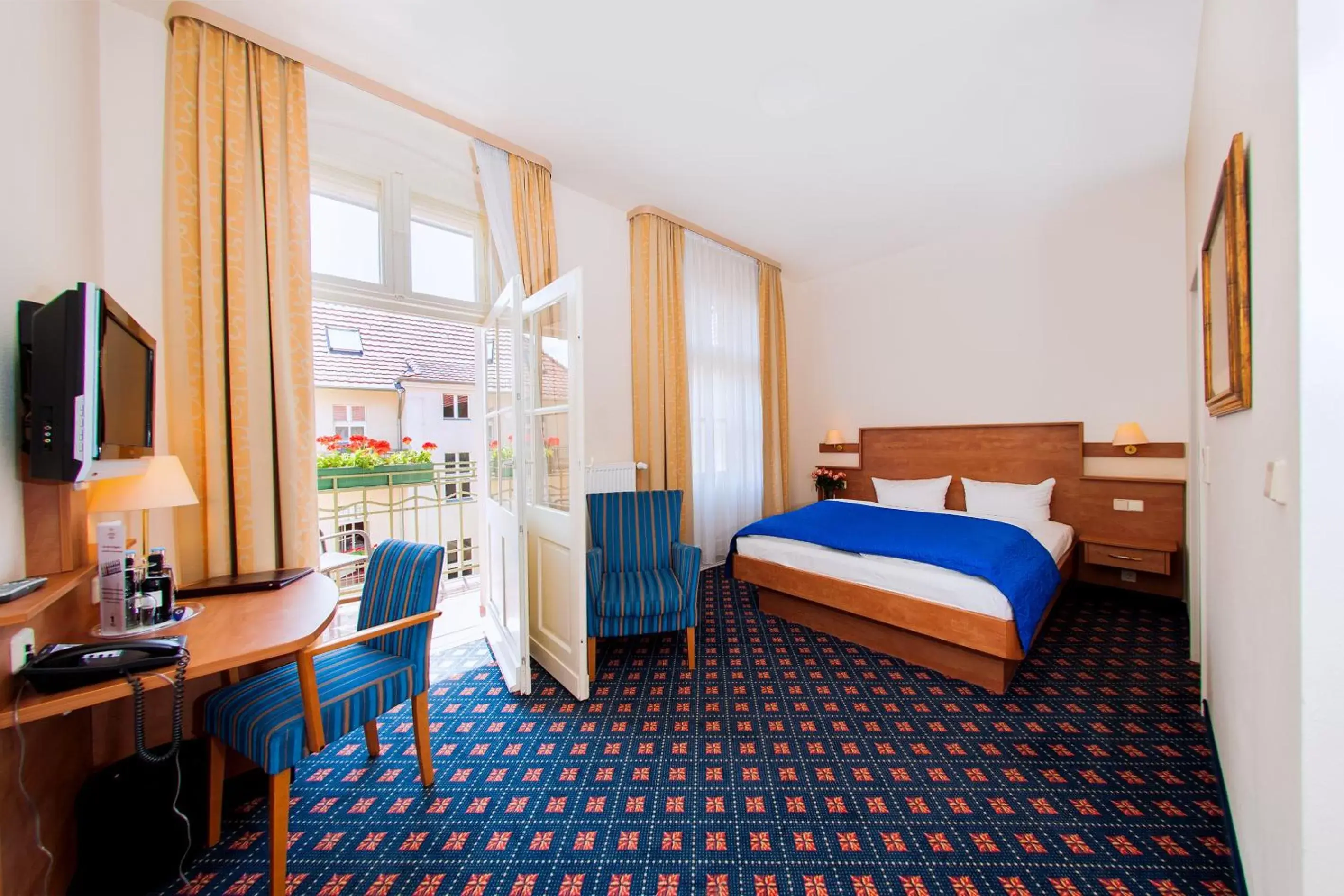 Photo of the whole room, Bed in Hotel & Apartments Zarenhof Berlin Prenzlauer Berg