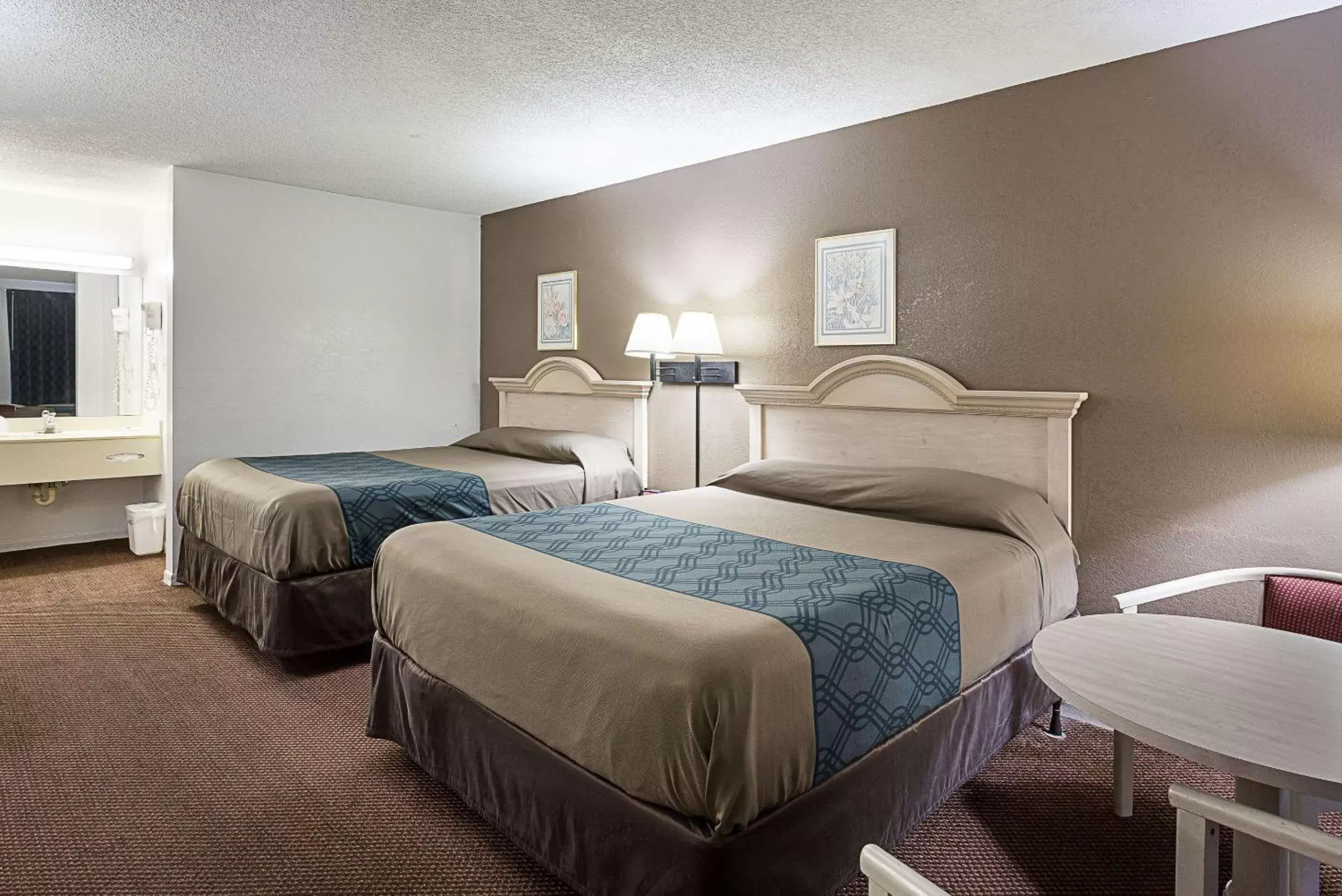 Photo of the whole room, Bed in Rodeway Inn Lake City I-75