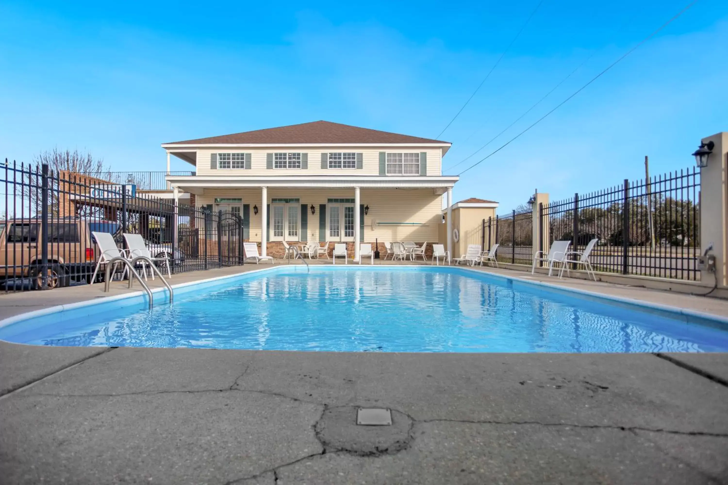 Pool view, Swimming Pool in Edgewater Inn - Biloxi Beach