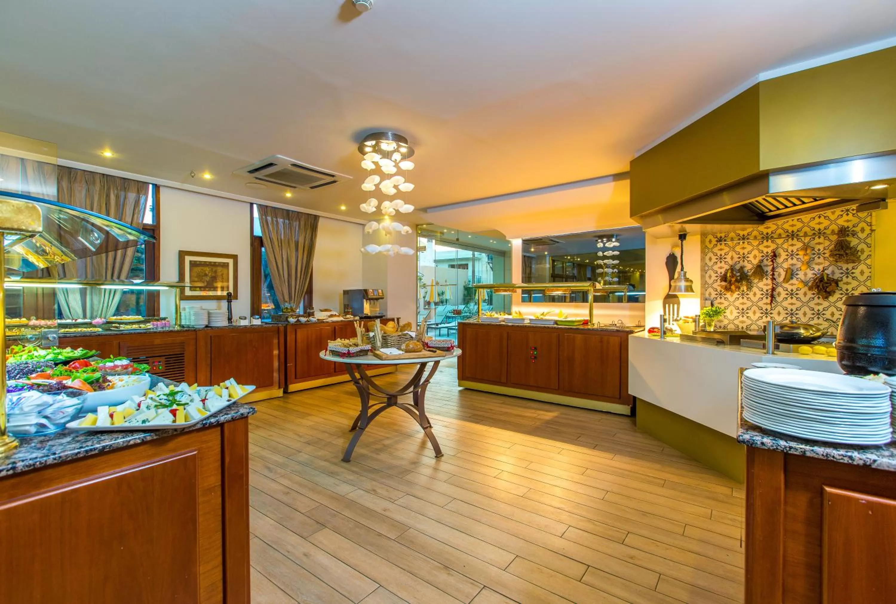 Restaurant/places to eat in Hotel Ideon