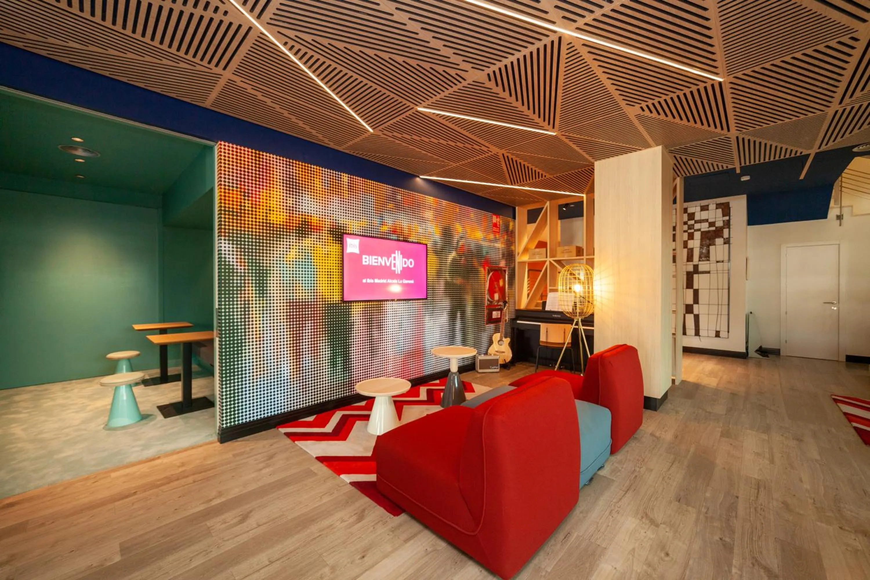 Lobby or reception in Ibis Alcala de Henares La Garena