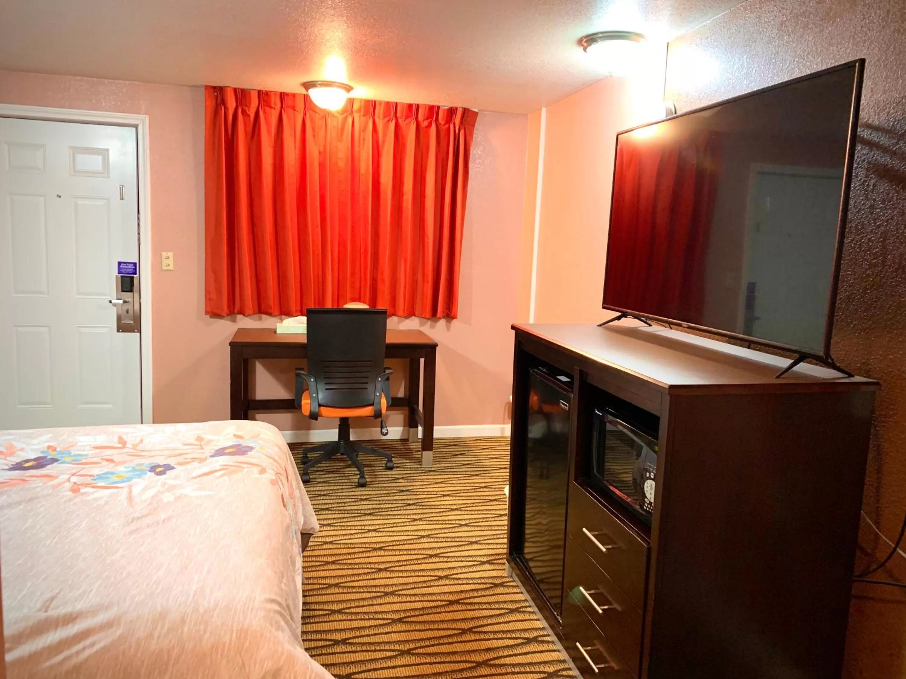 Bed in Annie Oakley Motel Oakley