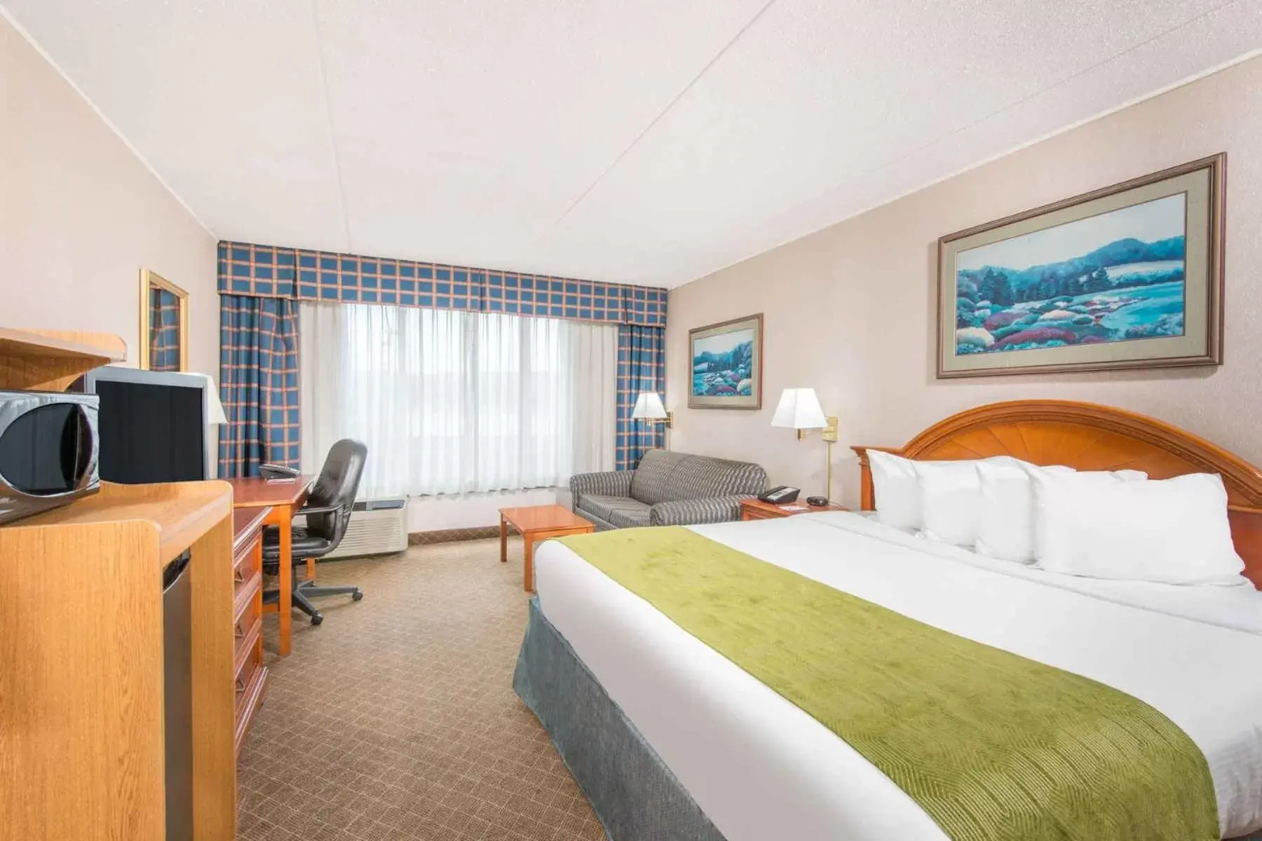 Bed, TV/Entertainment Center in Ramada by Wyndham Cumberland Downtown