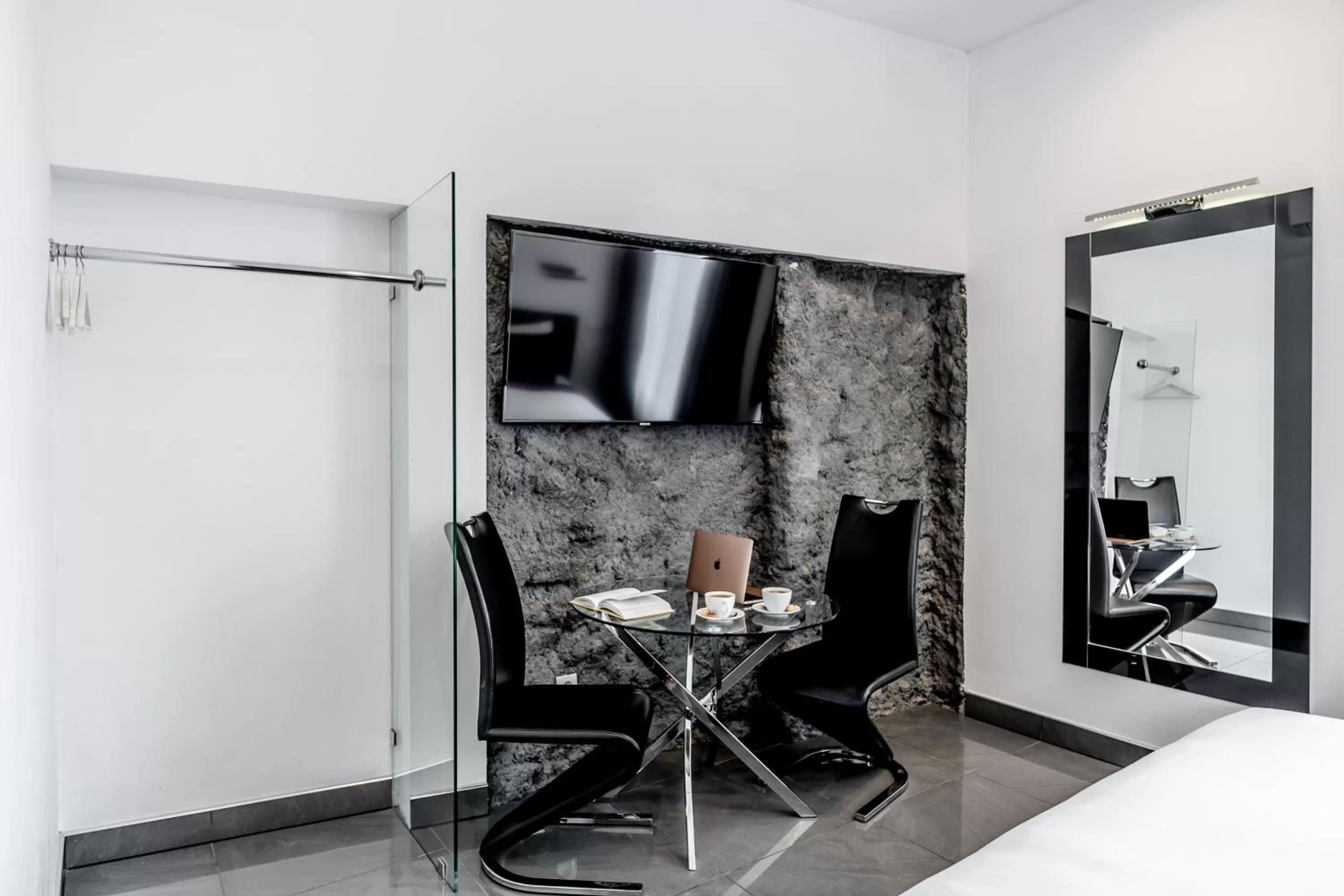 TV and multimedia in Komorowski Luxury Guest Rooms