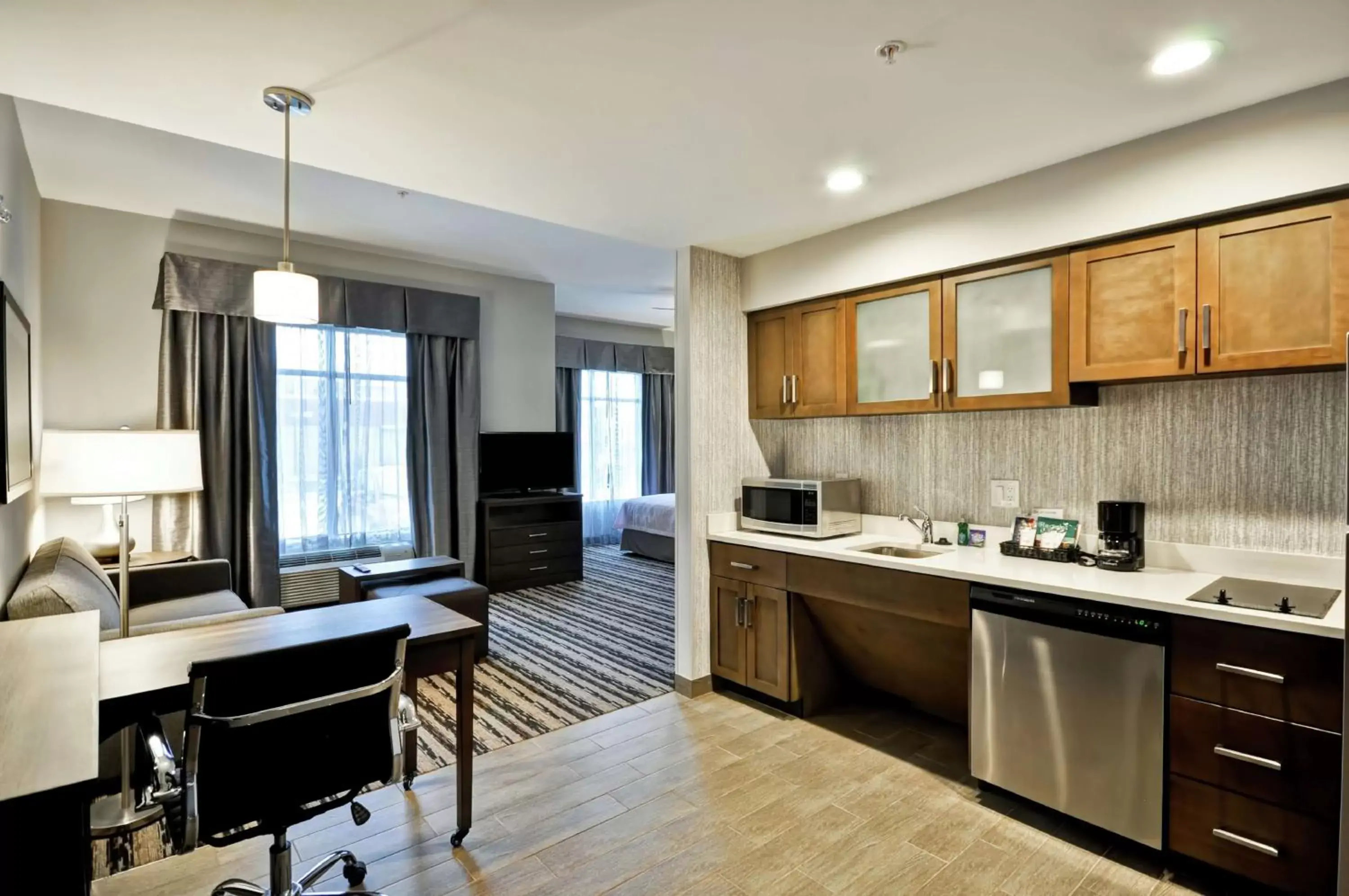 Living room, Kitchen/Kitchenette in Homewood Suites by Hilton Cincinnati/West Chester