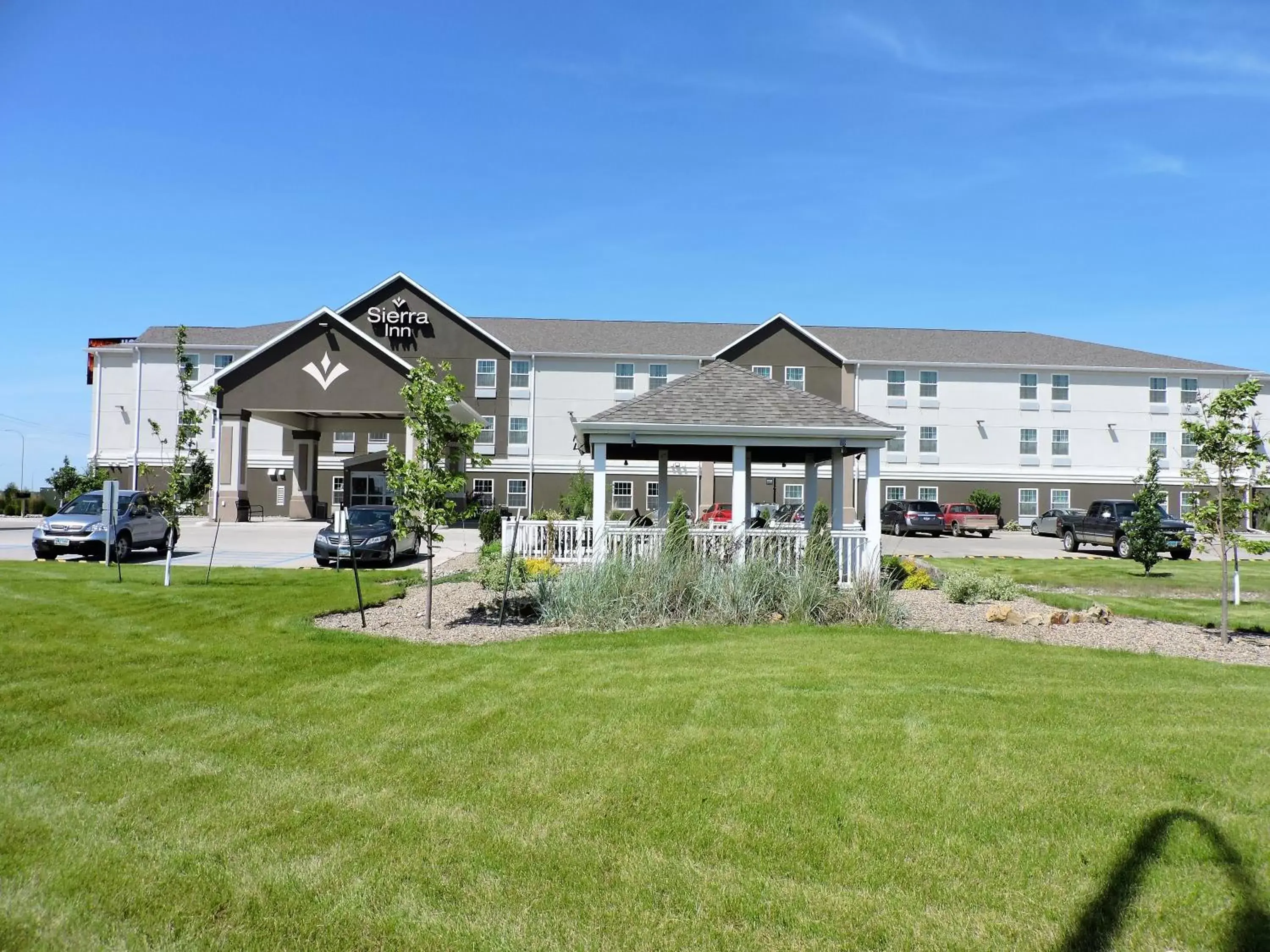 Facade/entrance, Property Building in Sierra Inn Minot