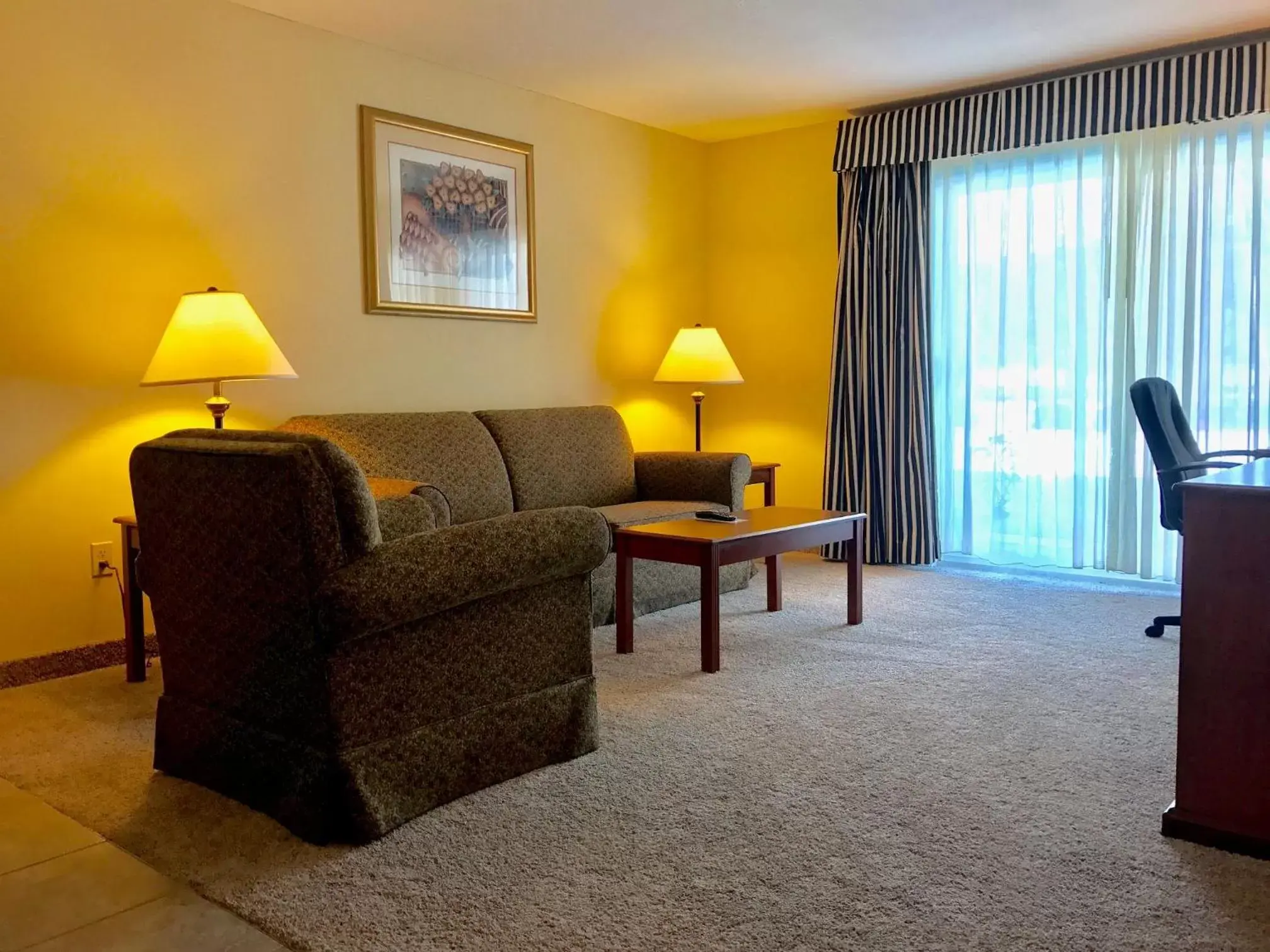 Living room, Seating Area in White River Inn & Suites