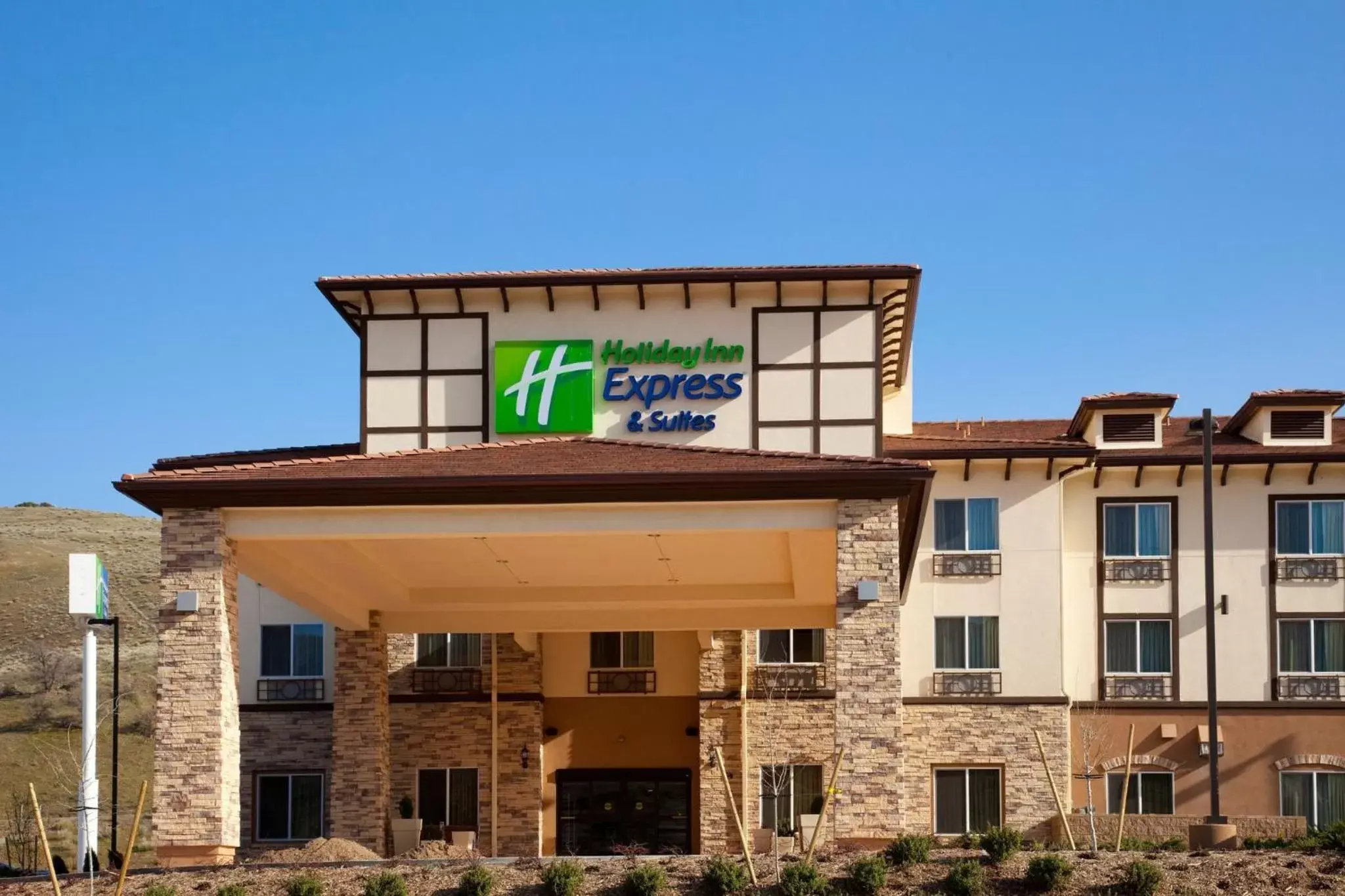 Property Building in Holiday Inn Express & Suites Frazier Park, An IHG Hotel