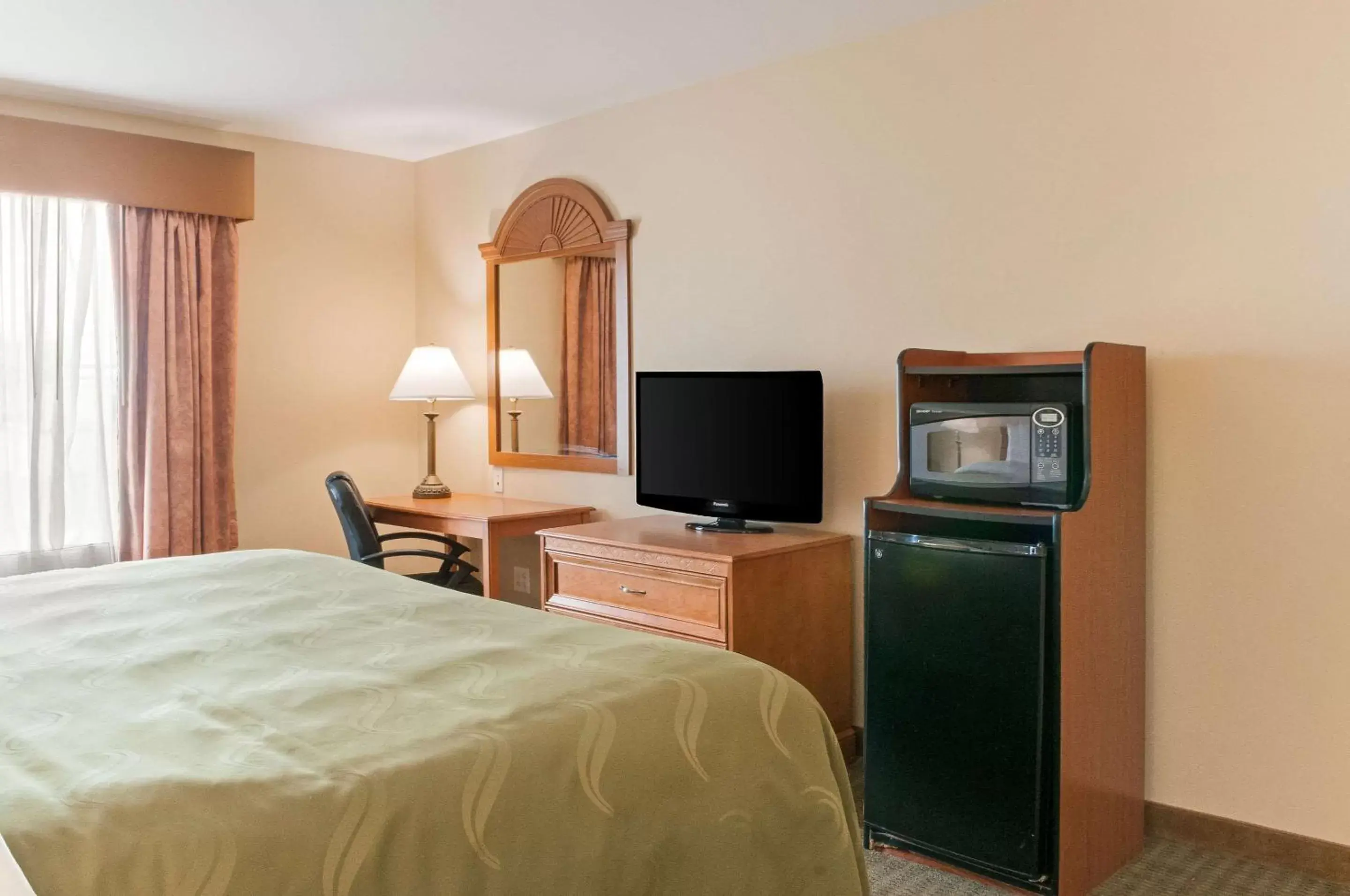 Photo of the whole room, TV/Entertainment Center in Quality Inn & Suites Houma