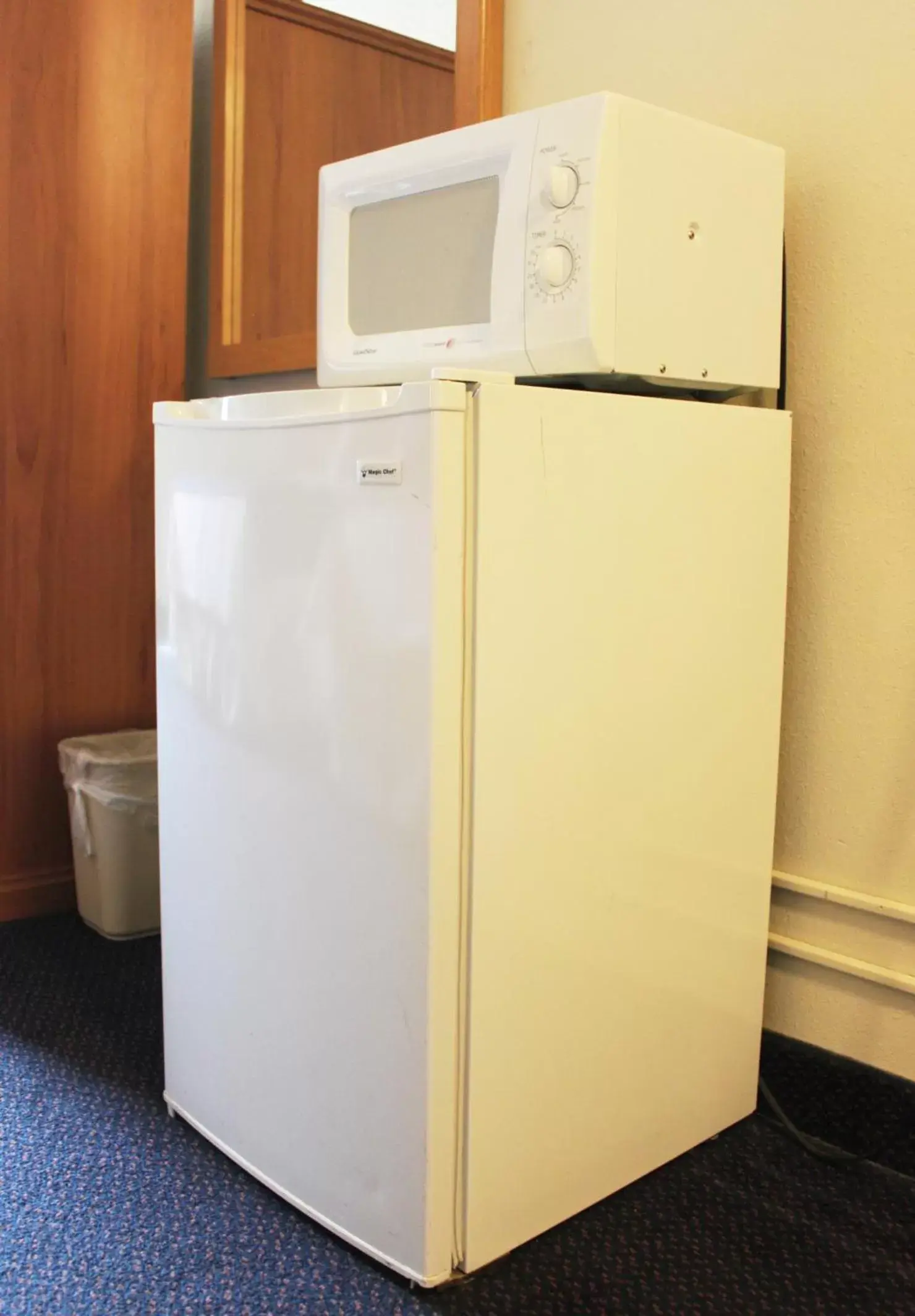 Bedroom, Kitchen/Kitchenette in Broadway Inn Conference Center