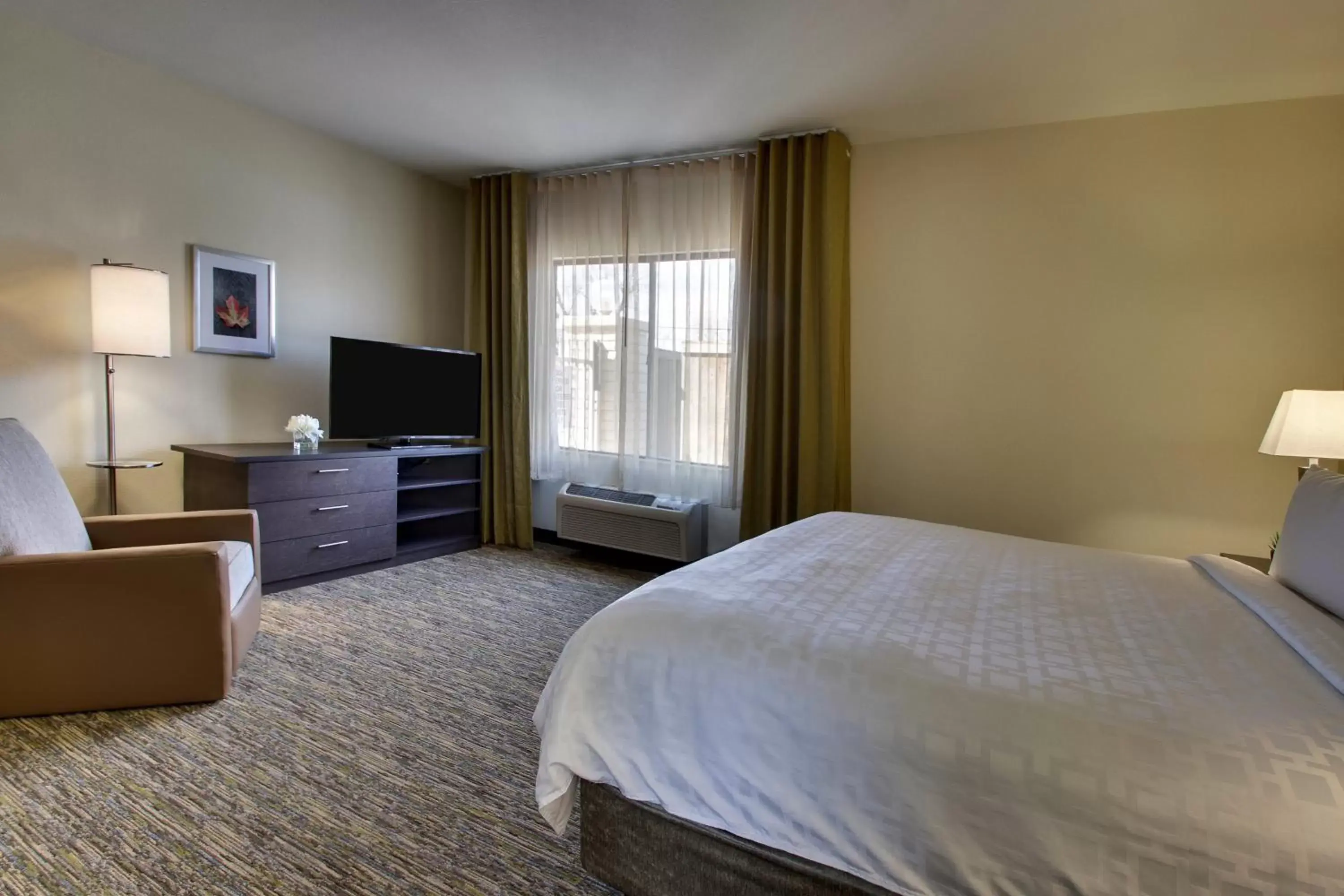 Photo of the whole room, Bed in Candlewood Suites - Wichita East, an IHG Hotel