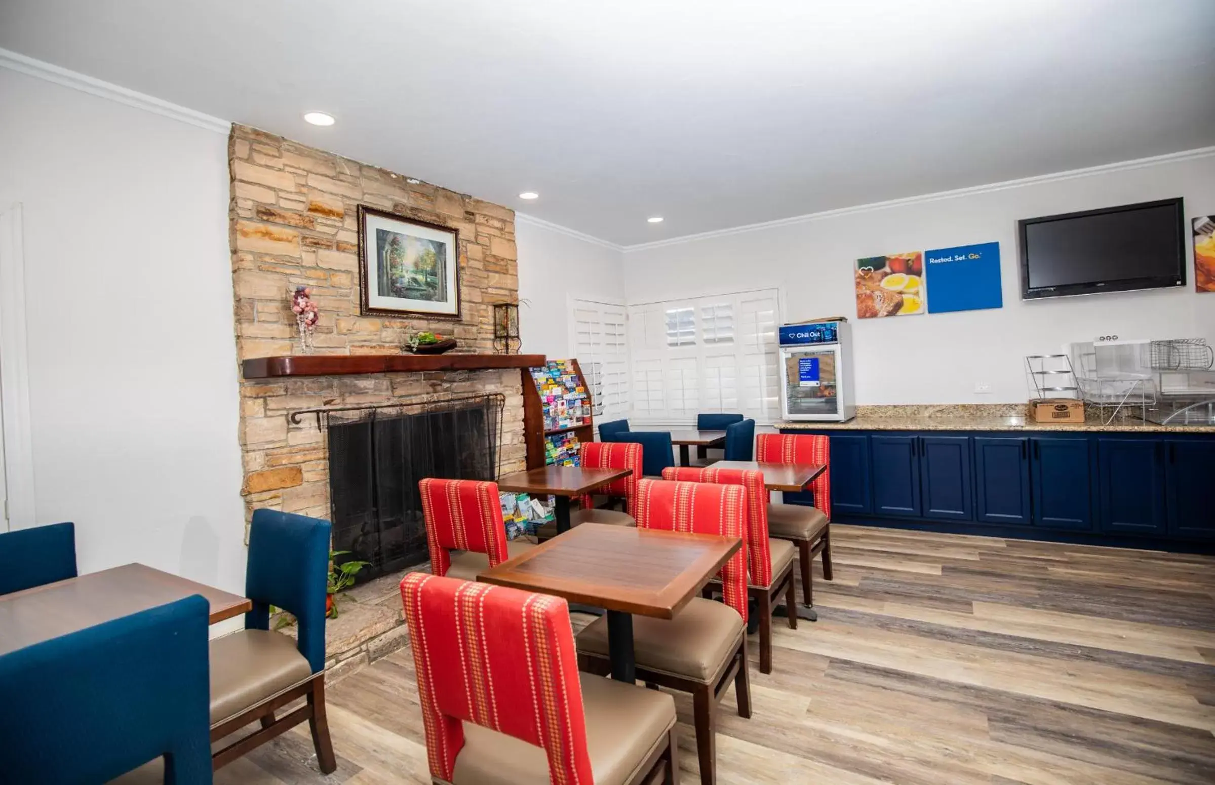 Seating area, Restaurant/Places to Eat in Comfort Inn Carmel By the Sea