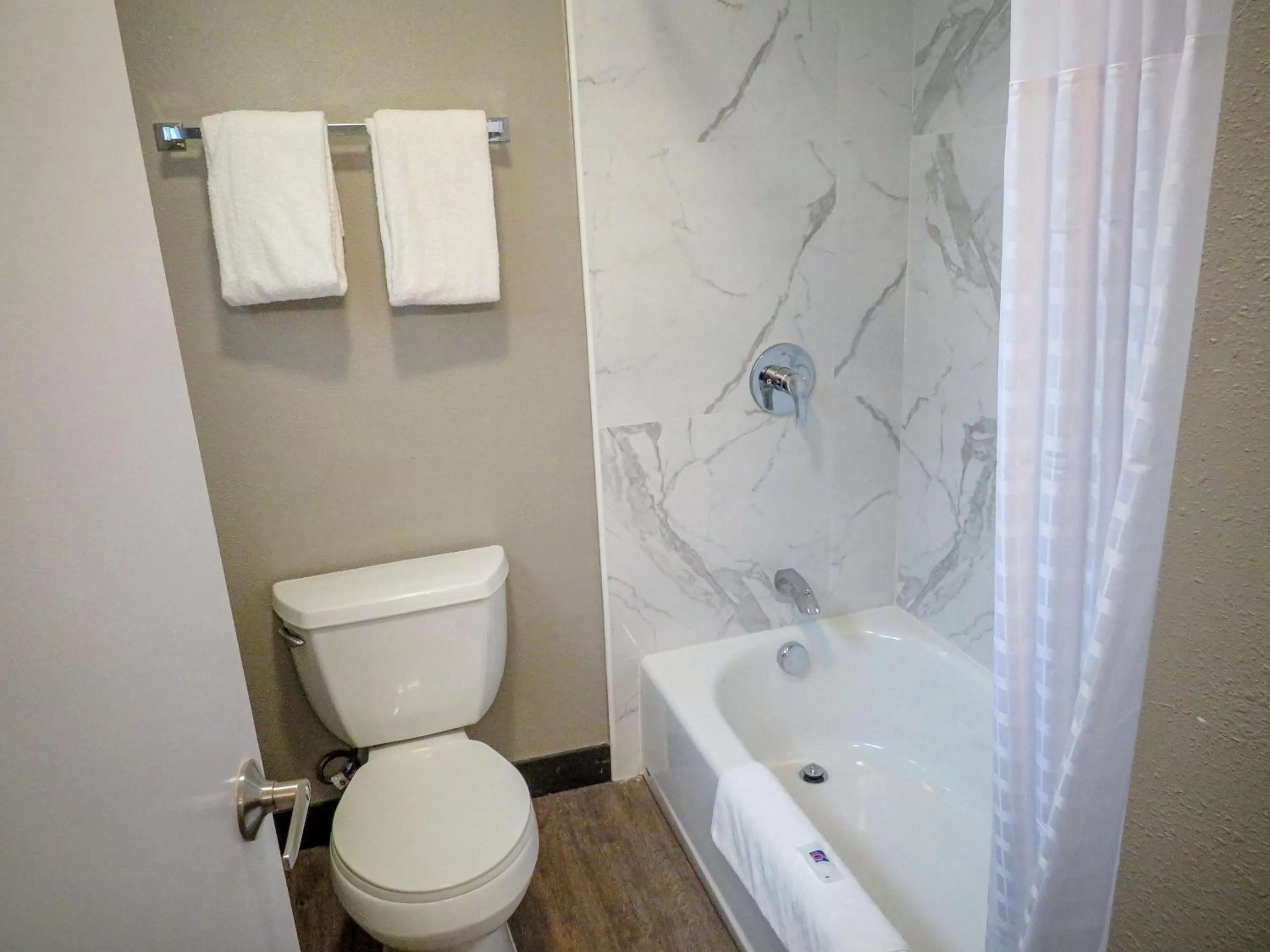 Bathroom in Motel 6 Tigard, Or - Portland Southwest