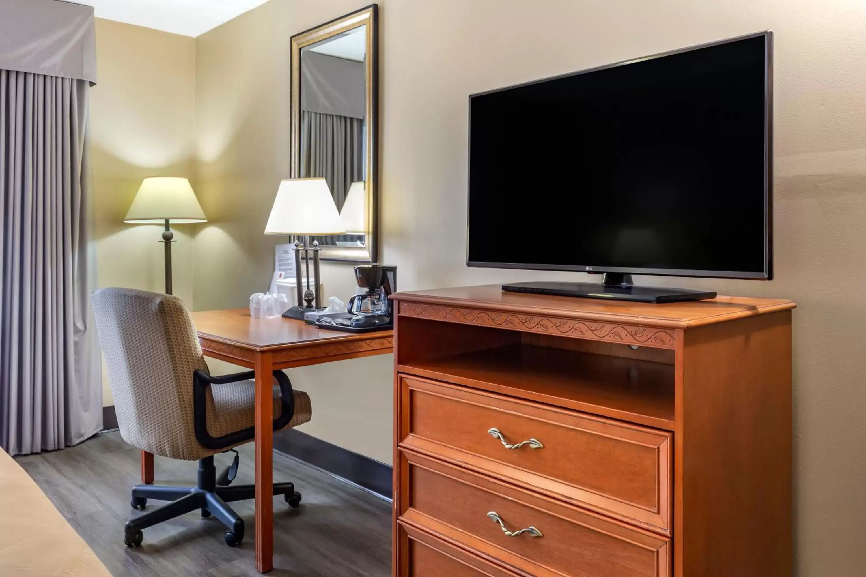 TV and multimedia, TV/Entertainment Center in Econo Lodge & Suites Southern Pines