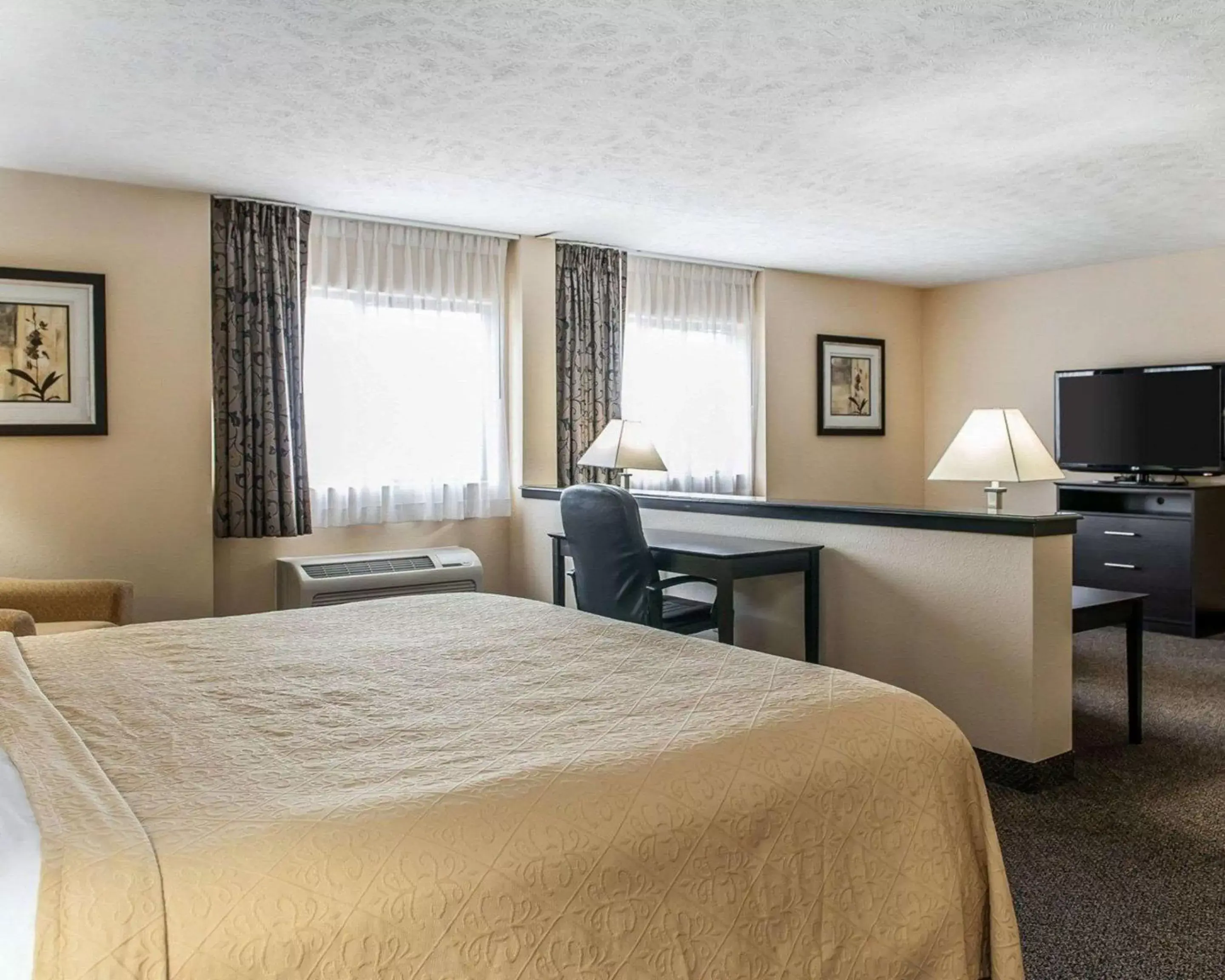 Photo of the whole room, Bed in Quality Inn & Suites - Mattoon