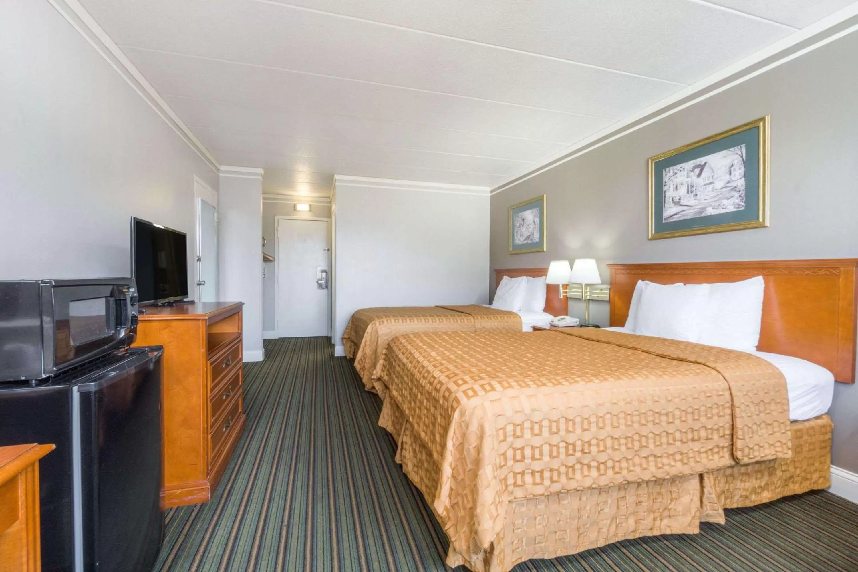 Photo of the whole room, Bed in Days Inn by Wyndham Columbus East Airport