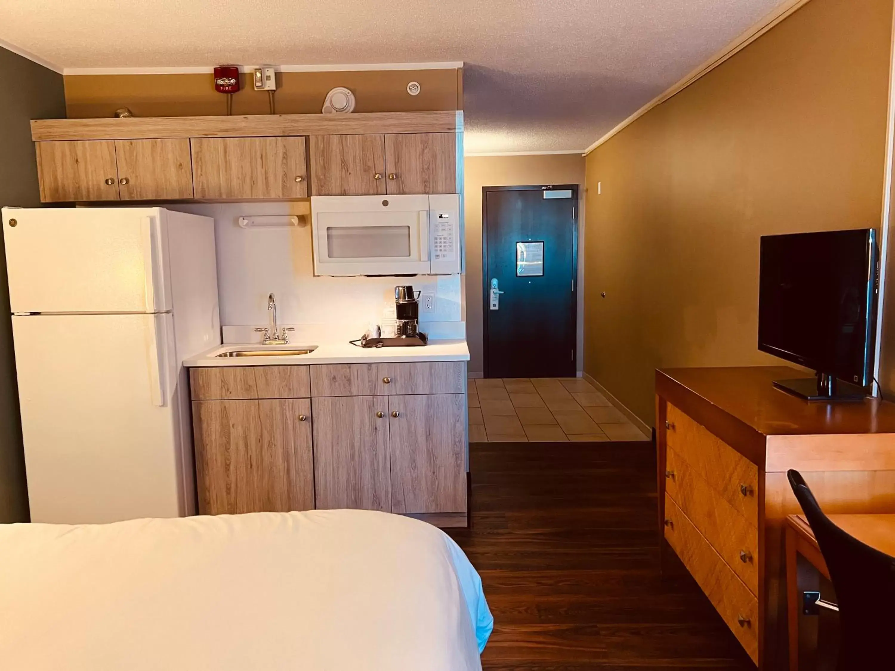 Bed, Kitchen/Kitchenette in SureStay Plus Hotel by Best Western Jasper