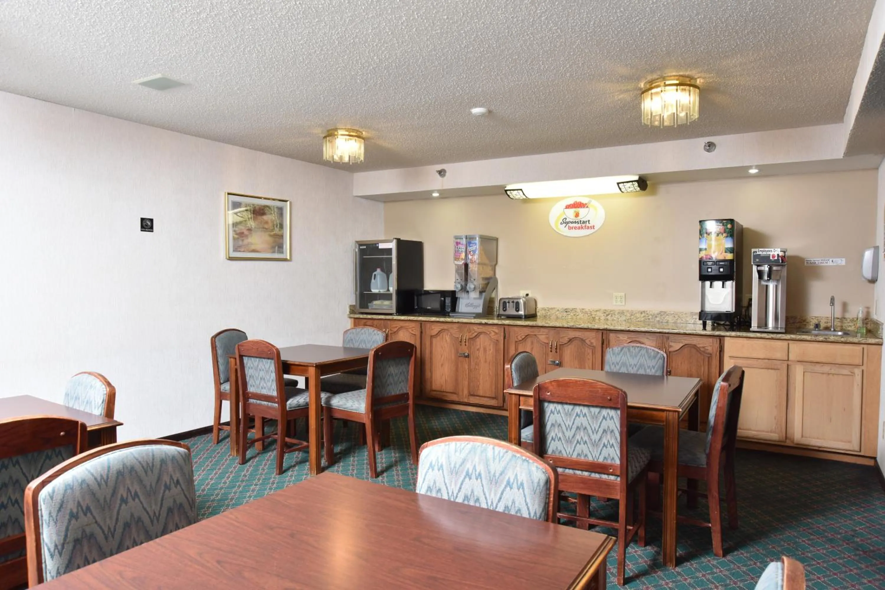 Restaurant/places to eat in Super 8 by Wyndham Springfield-Battlefield