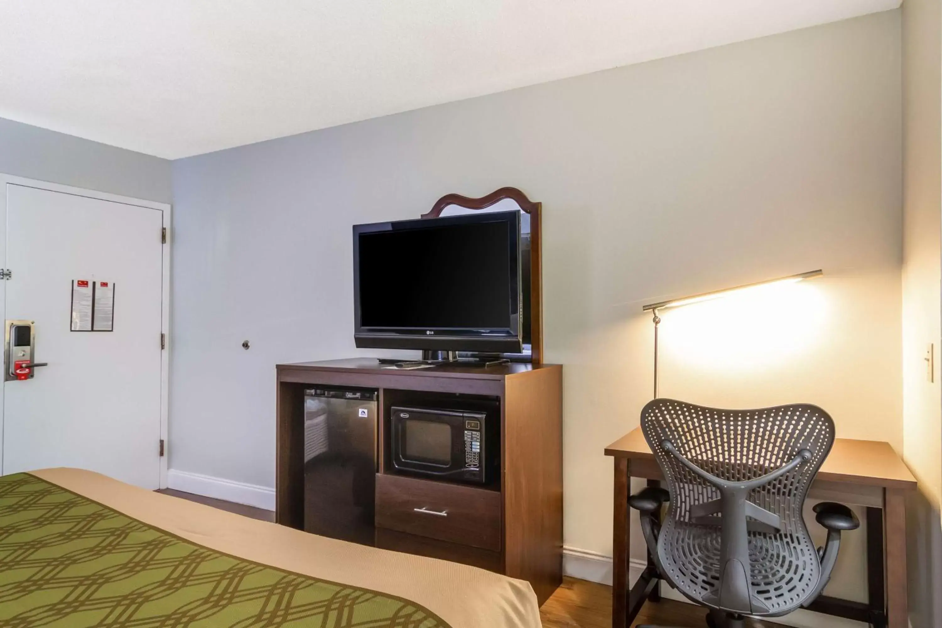 TV and multimedia, TV/Entertainment Center in SureStay Hotel by Best Western Brunswick
