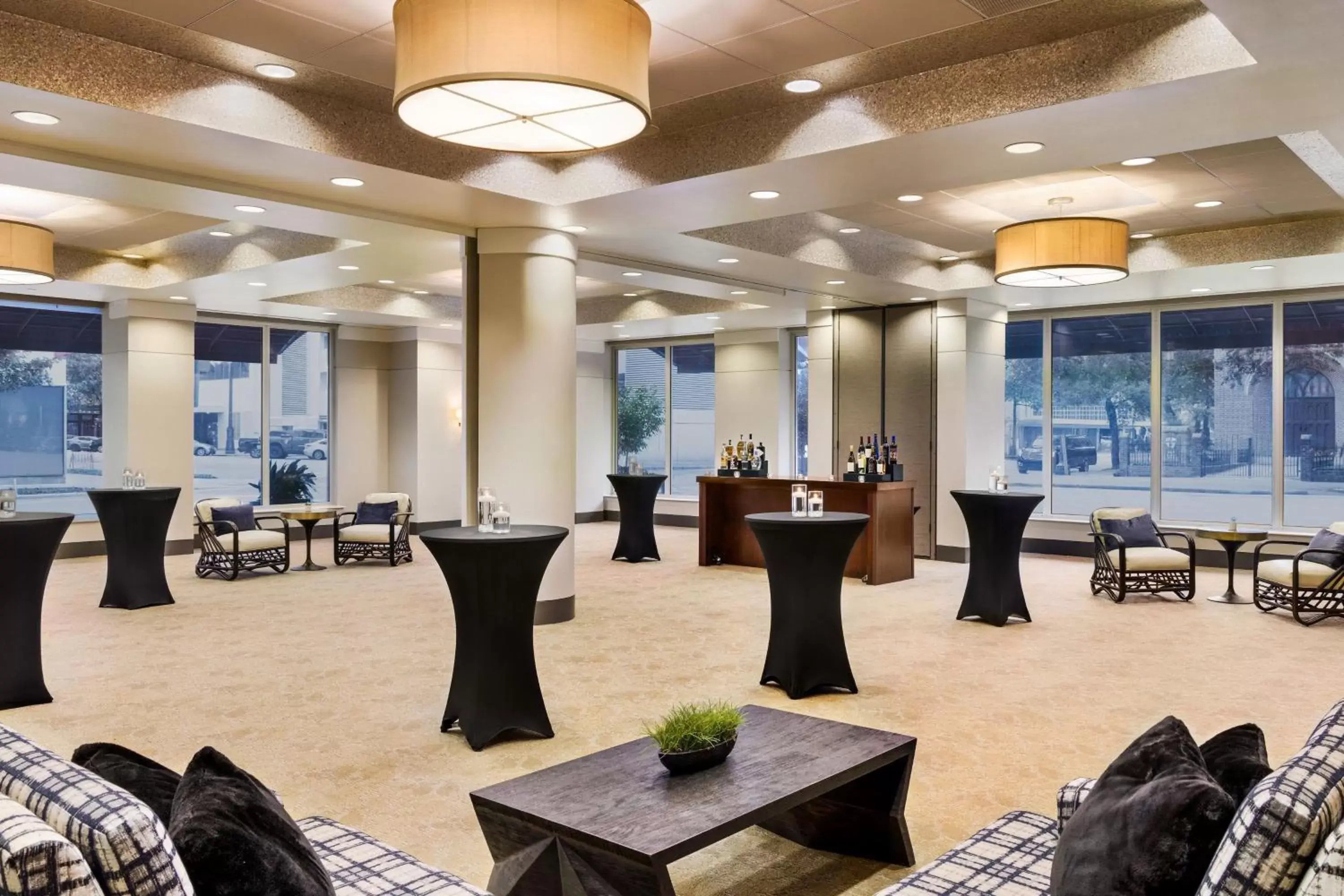 Meeting/conference room, Restaurant/Places to Eat in Magnolia Hotel Houston, a Tribute Portfolio Hotel