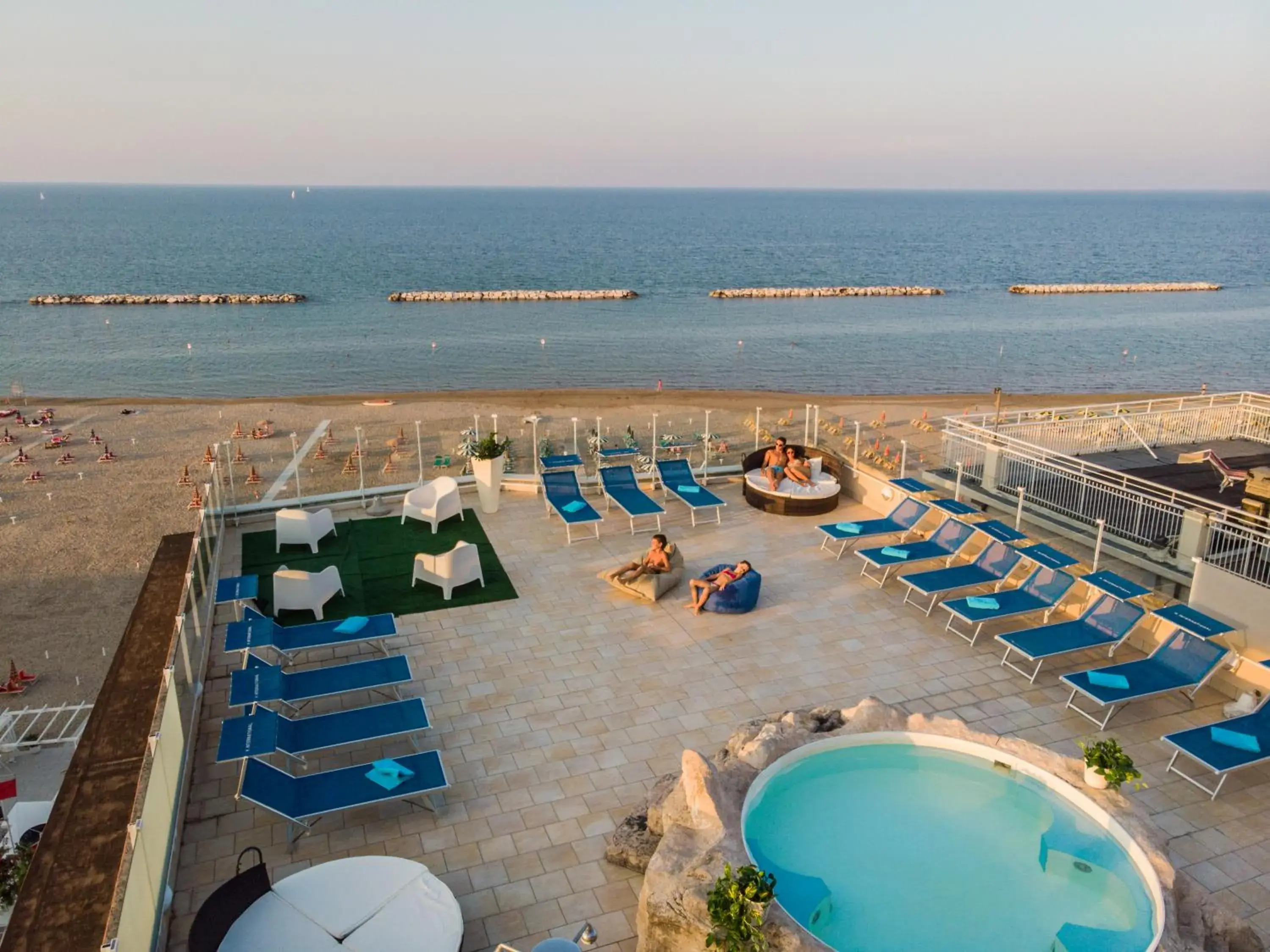 Hot Tub, Pool View in Hotel International