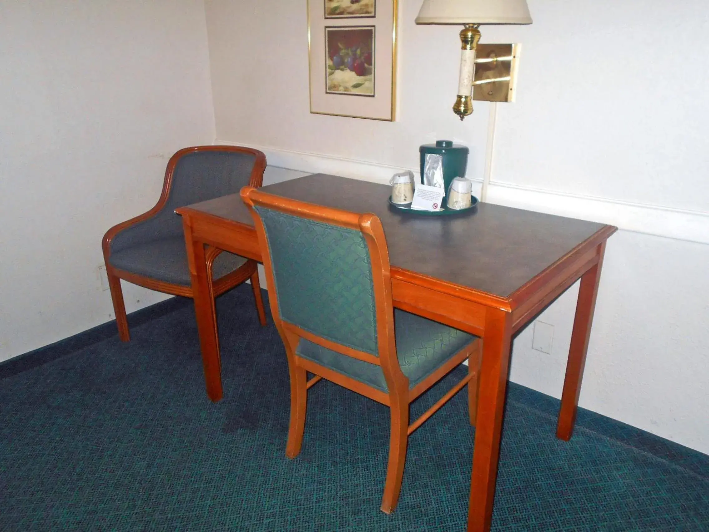 Seating area in Stayable Suites Jacksonville North