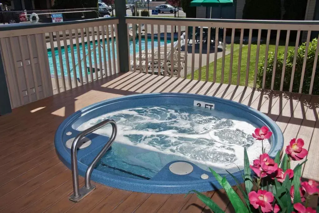Hot Tub, Pool View in Poulsbo Inn & Suites