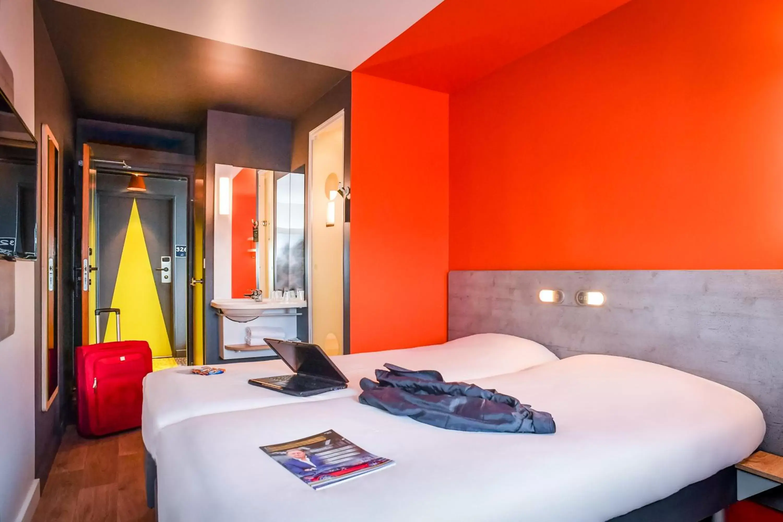 Photo of the whole room, Bed in ibis budget Coutances