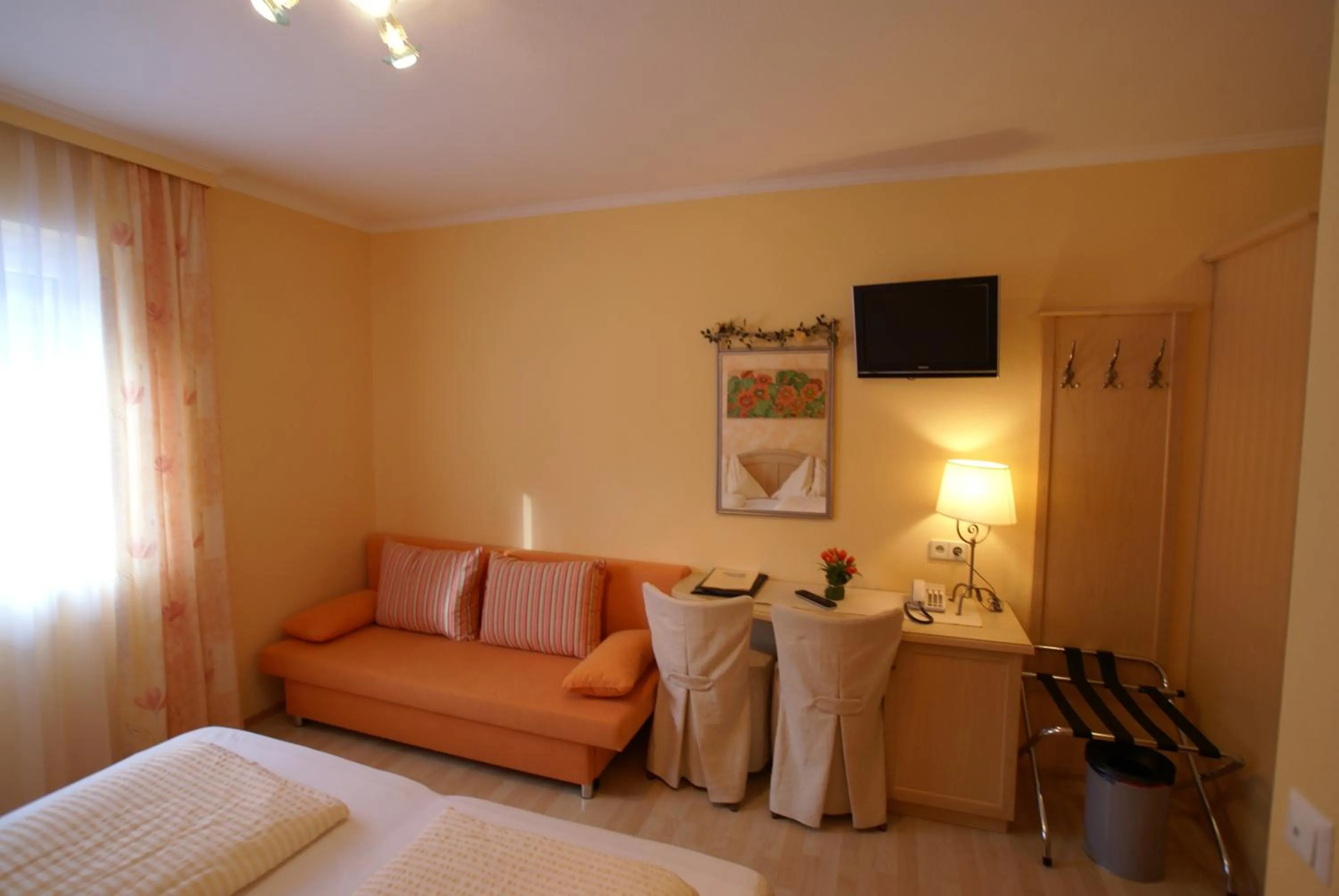 TV and multimedia, Bed in Gasthof Hotel Zur Post