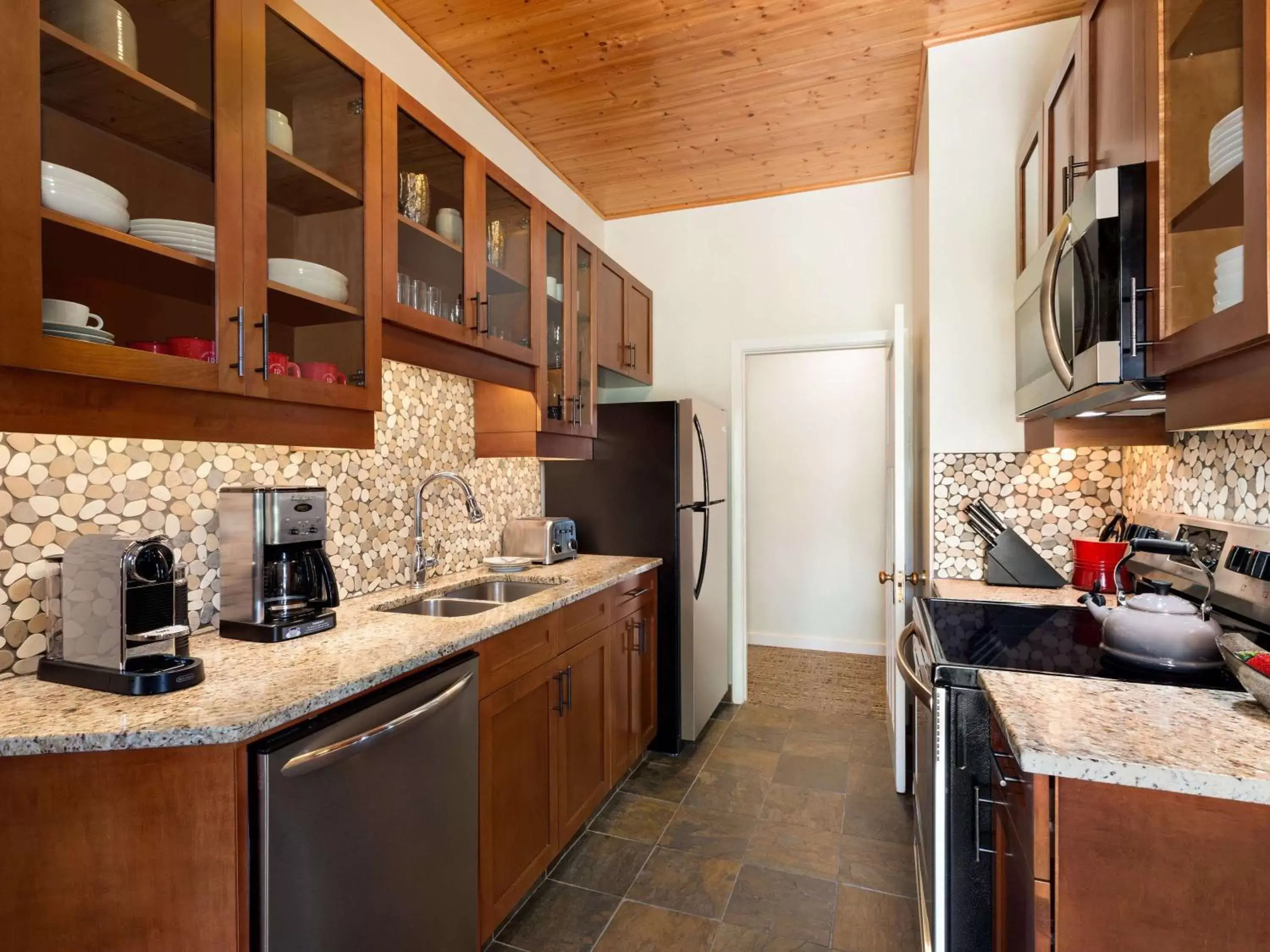 Coffee/tea facilities, Kitchen/Kitchenette in Fairmont Jasper Park Lodge