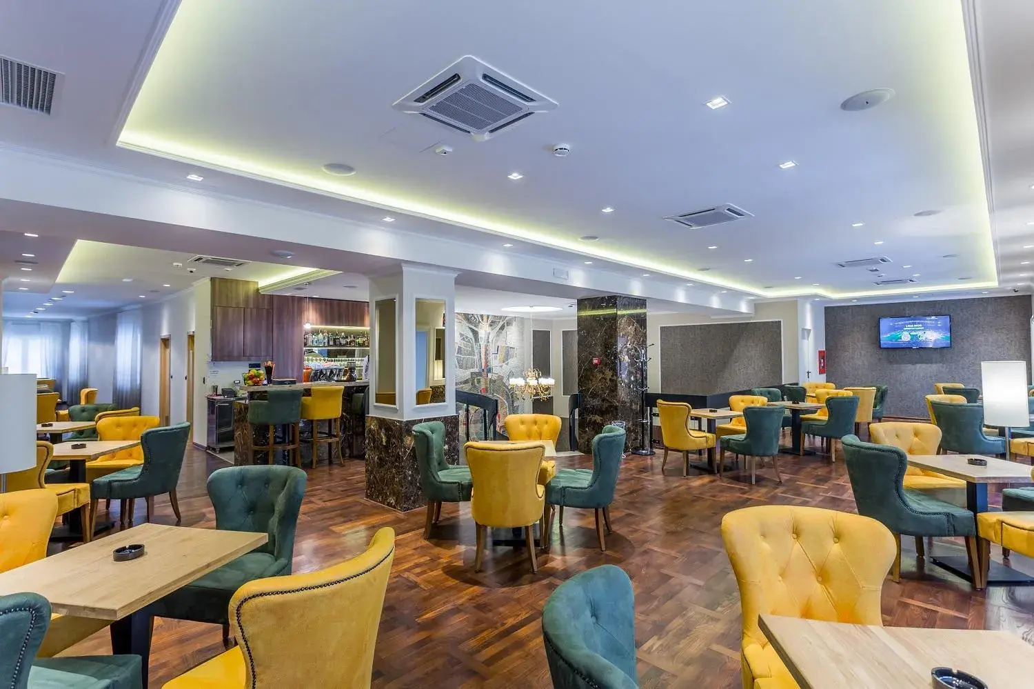 Lounge or bar, Restaurant/Places to Eat in Hotel Royal Inn