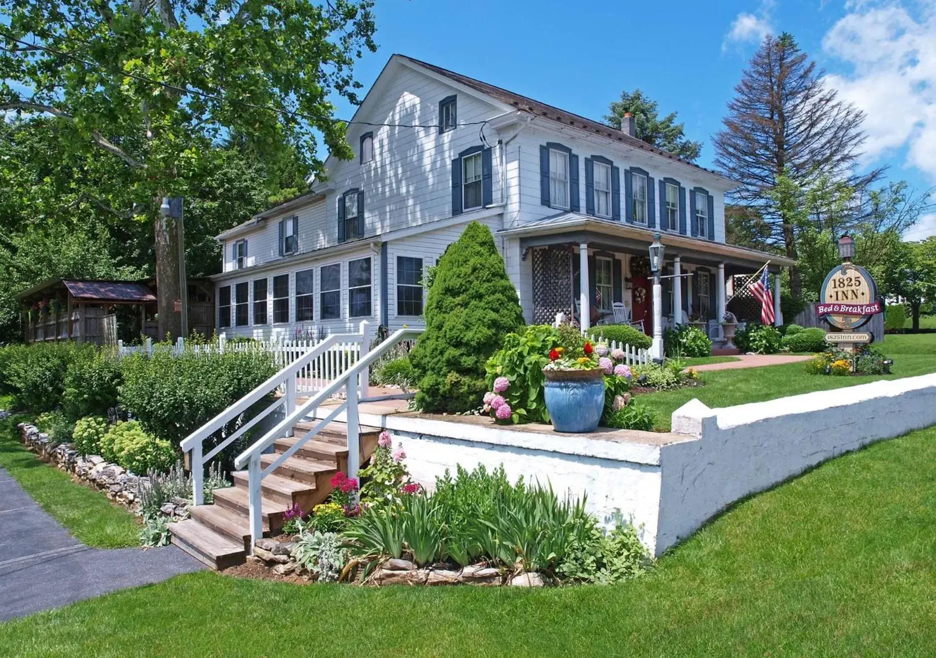 Facade/entrance, Garden in 1825 Inn Bed and Breakfast