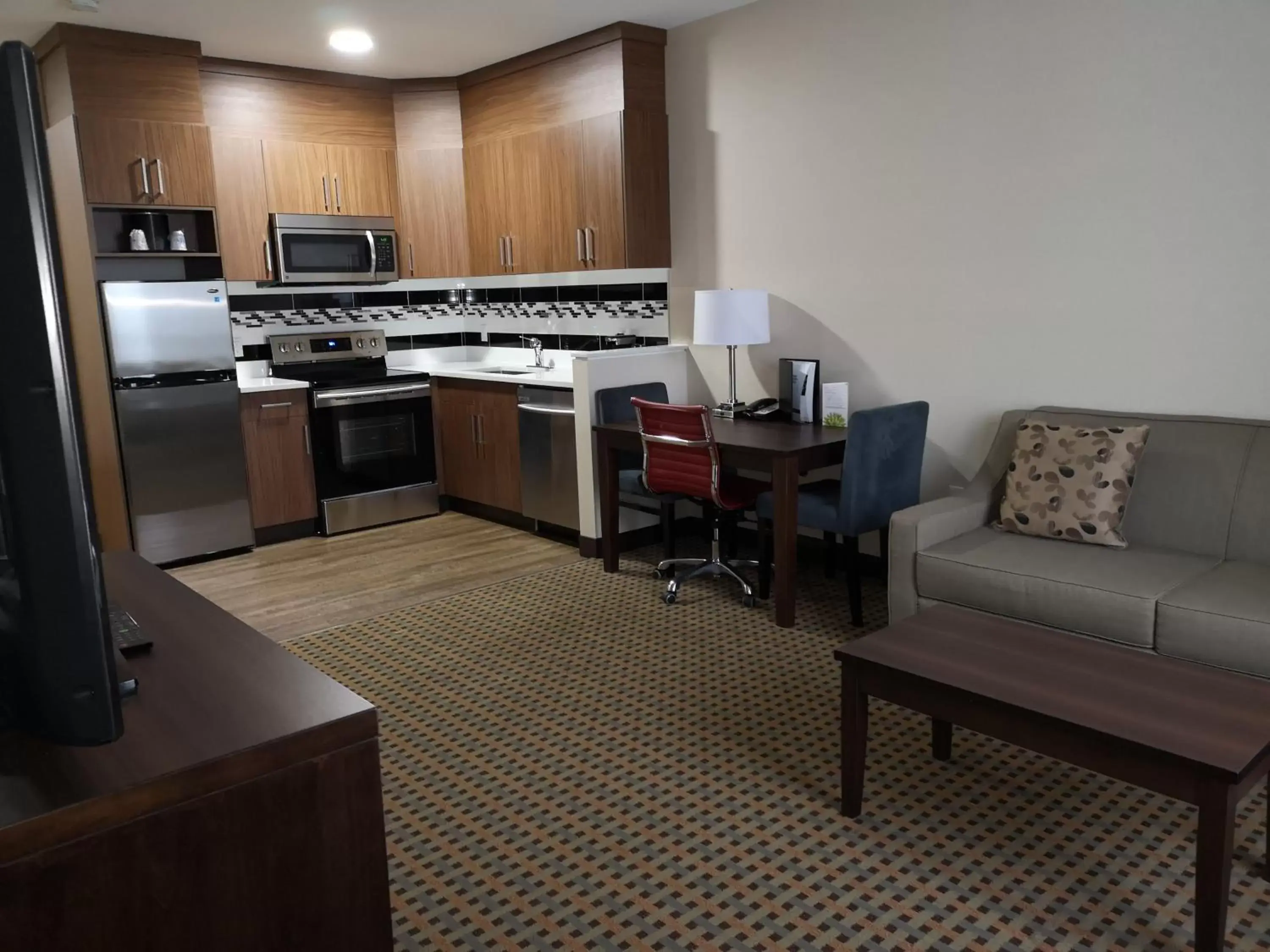 Kitchen or kitchenette, Kitchen/Kitchenette in Best Western Plus Hinton Inn & Suites