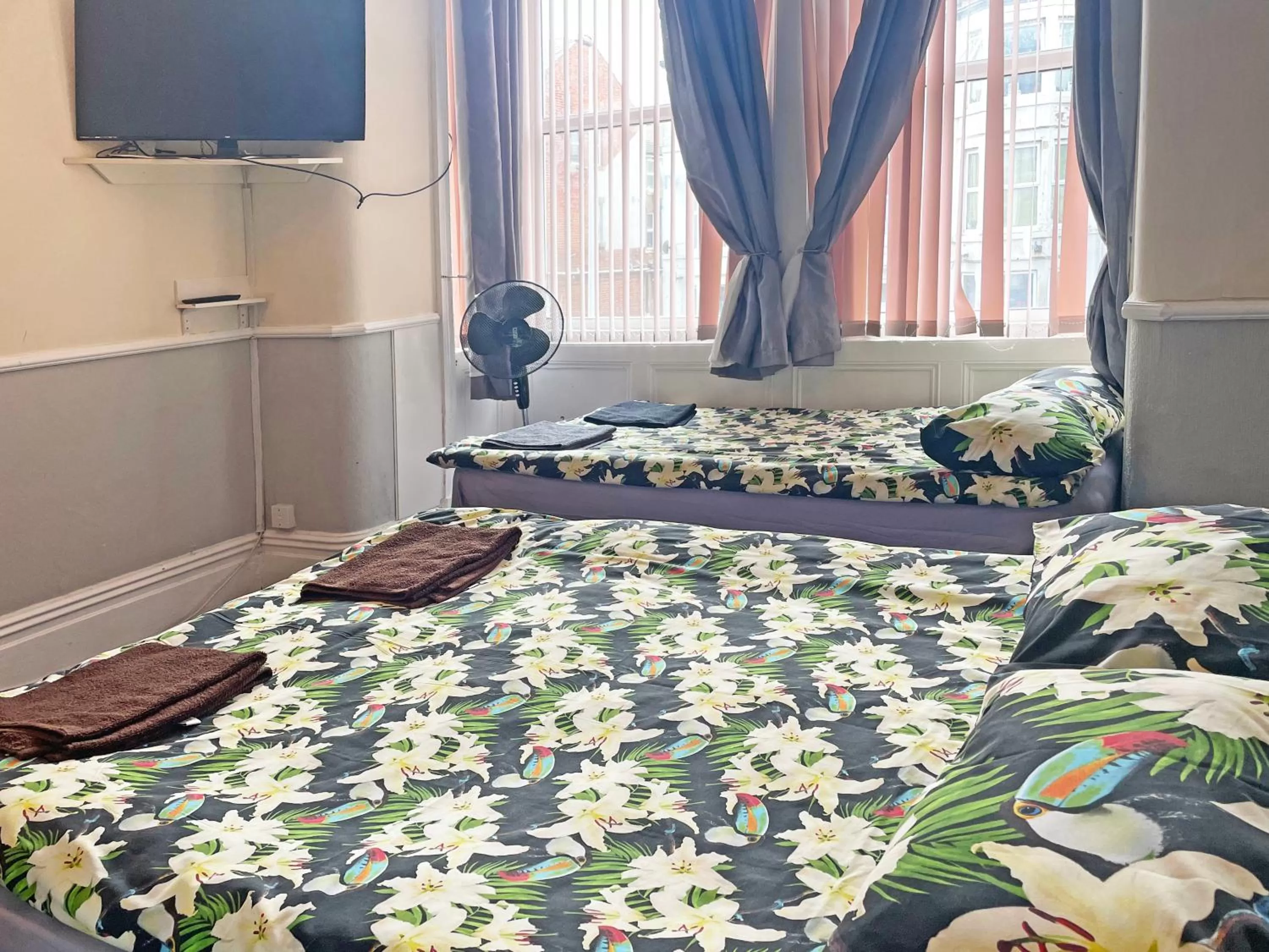 Photo of the whole room, Bed in Hayward Hotel