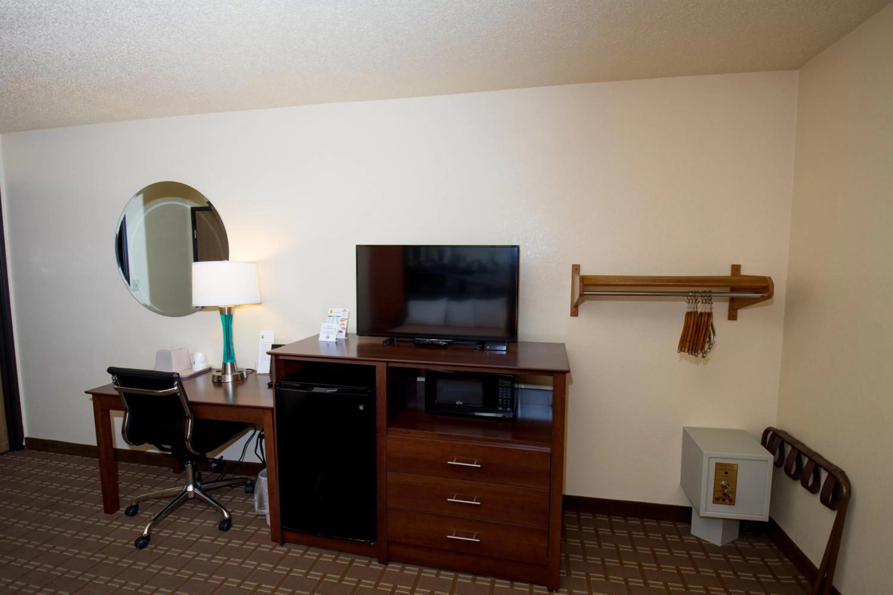 Communal lounge/ TV room in Super 8 by Wyndham Altoona