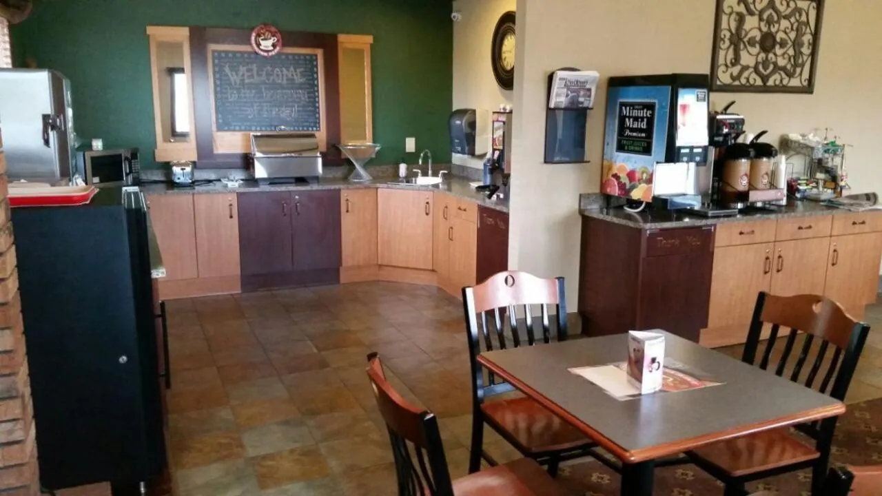 Restaurant/places to eat in AmericInn by Wyndham Forest Lake