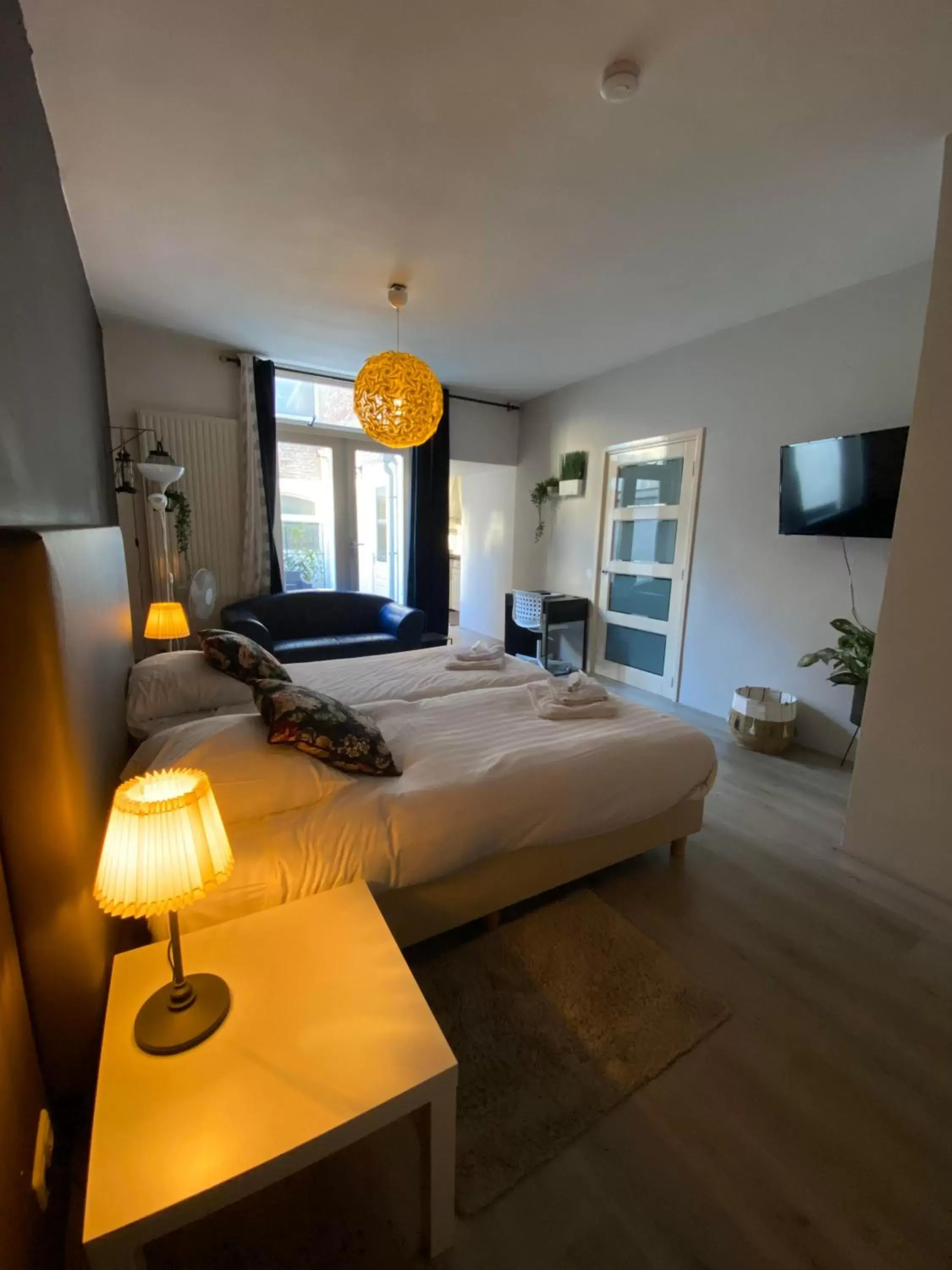 Budget Double Room with Canal View in Hotel Bridges House - Delft City Centre Budget Double Room with Canal View in Hotel Bridges House - Delft City Centre