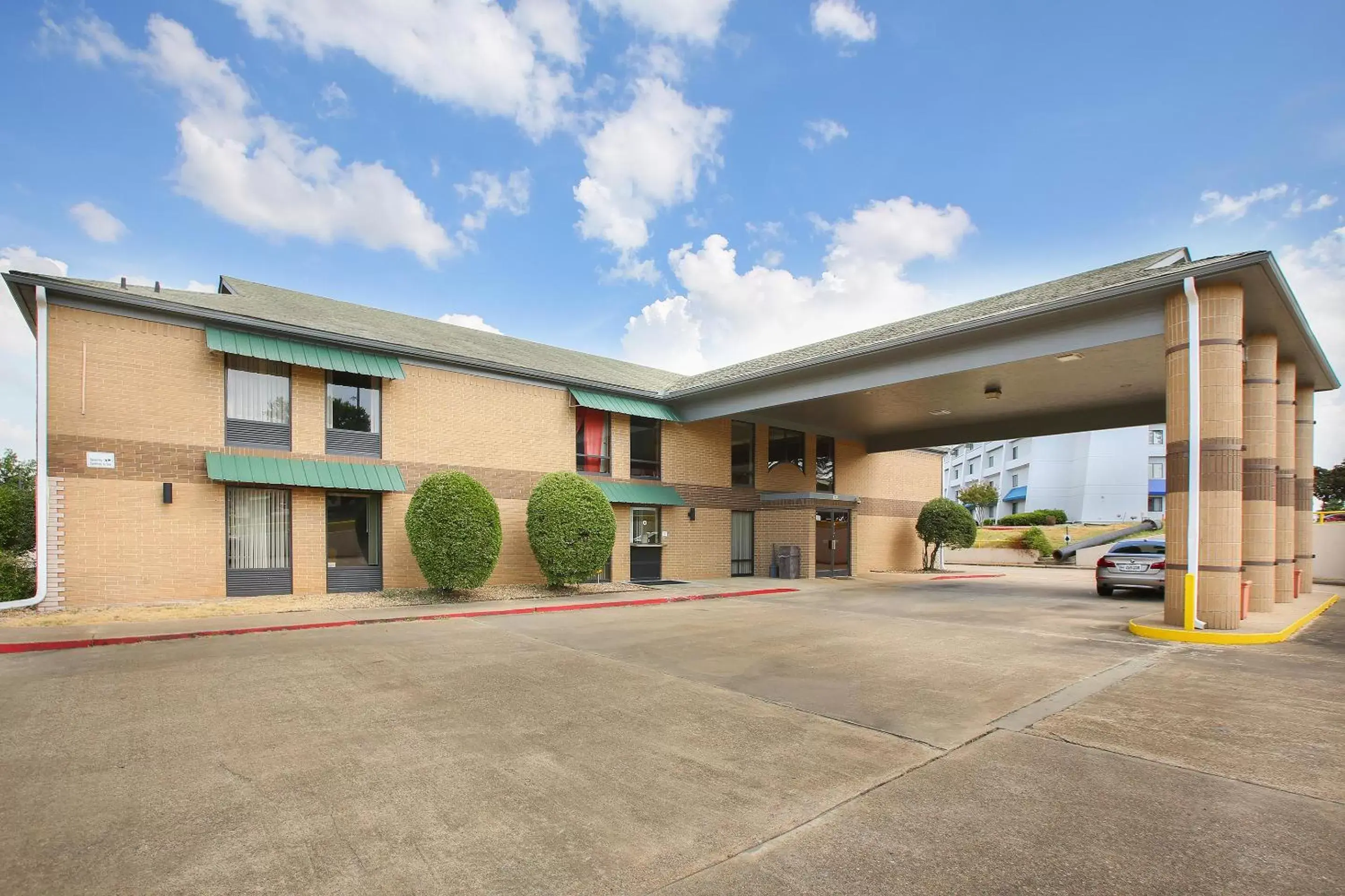 Facade/entrance in OYO Hotel Texarkana Trinity AR Hwy I-30