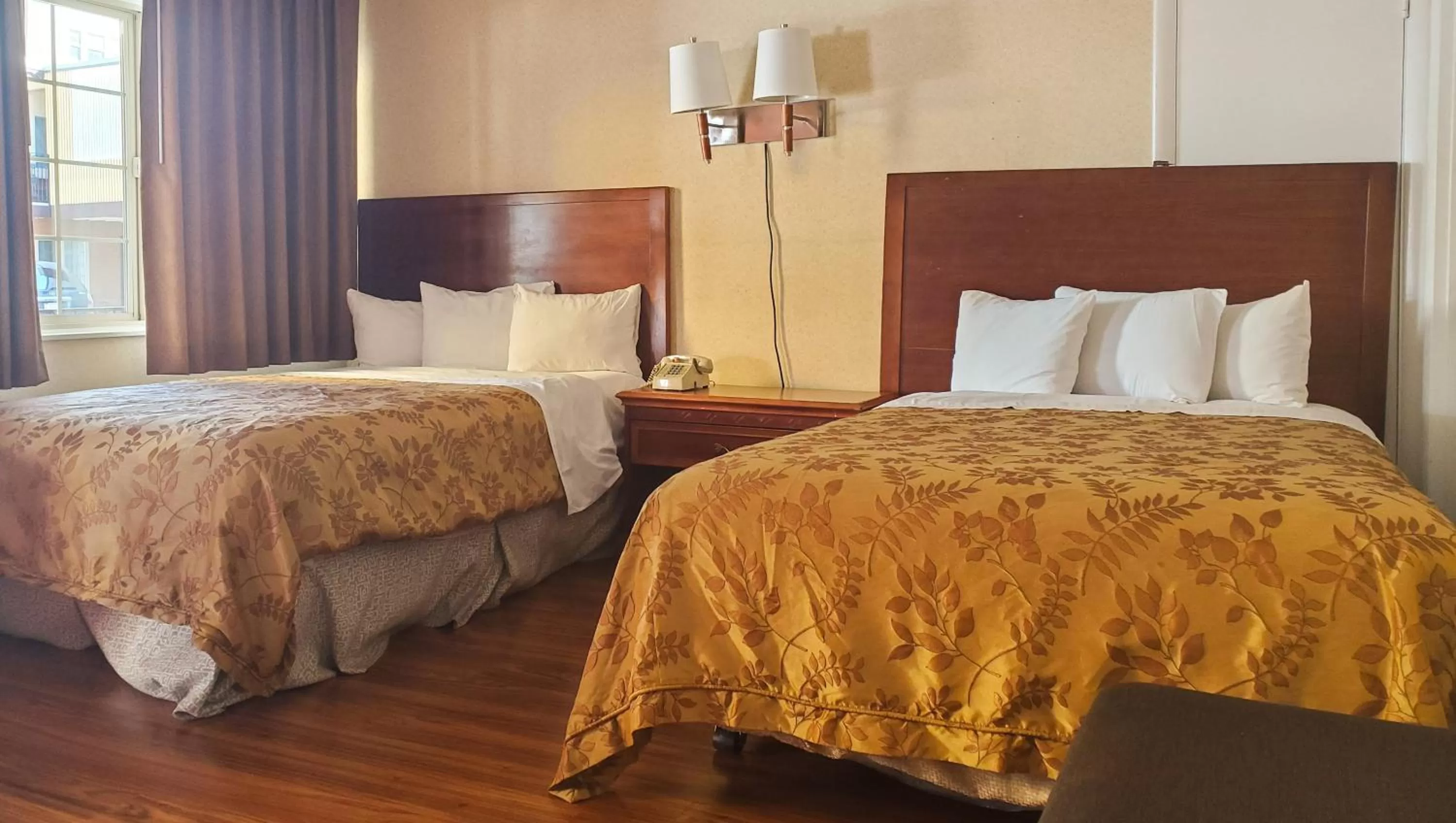 Bedroom, Bed in Pacific Heights Inn