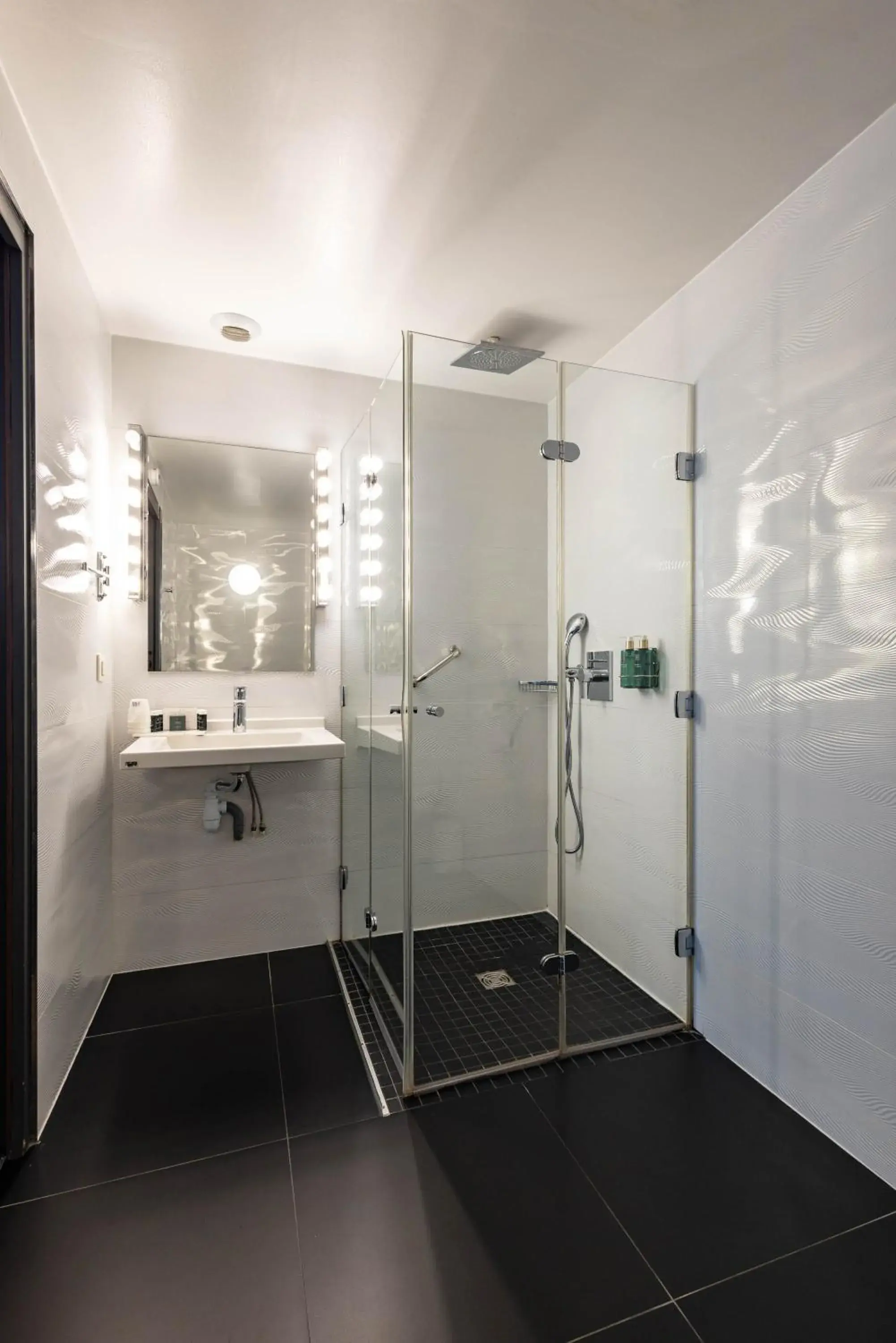 Photo of the whole room, Bathroom in Hotel La Parizienne By Elegancia