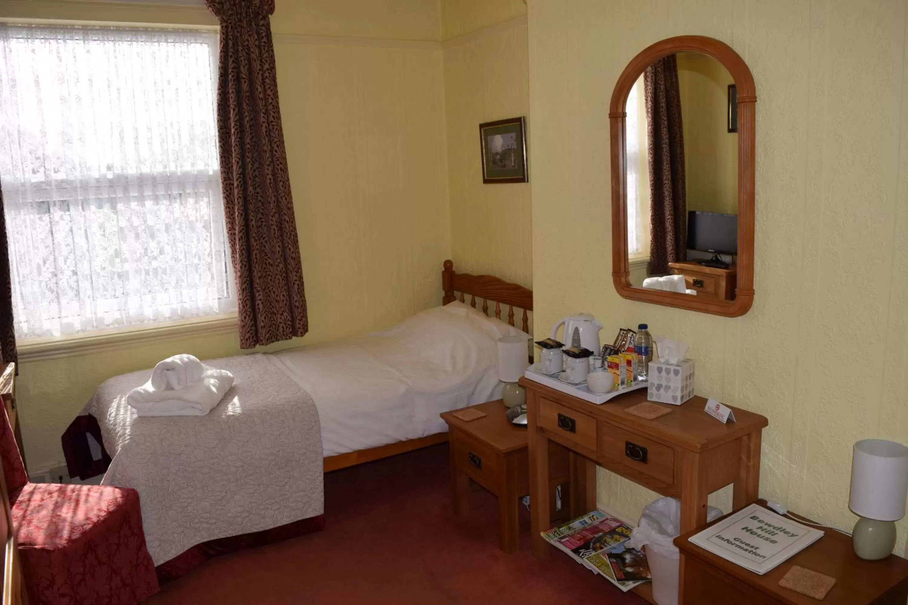 Photo of the whole room, Bed in Bewdley Hill House