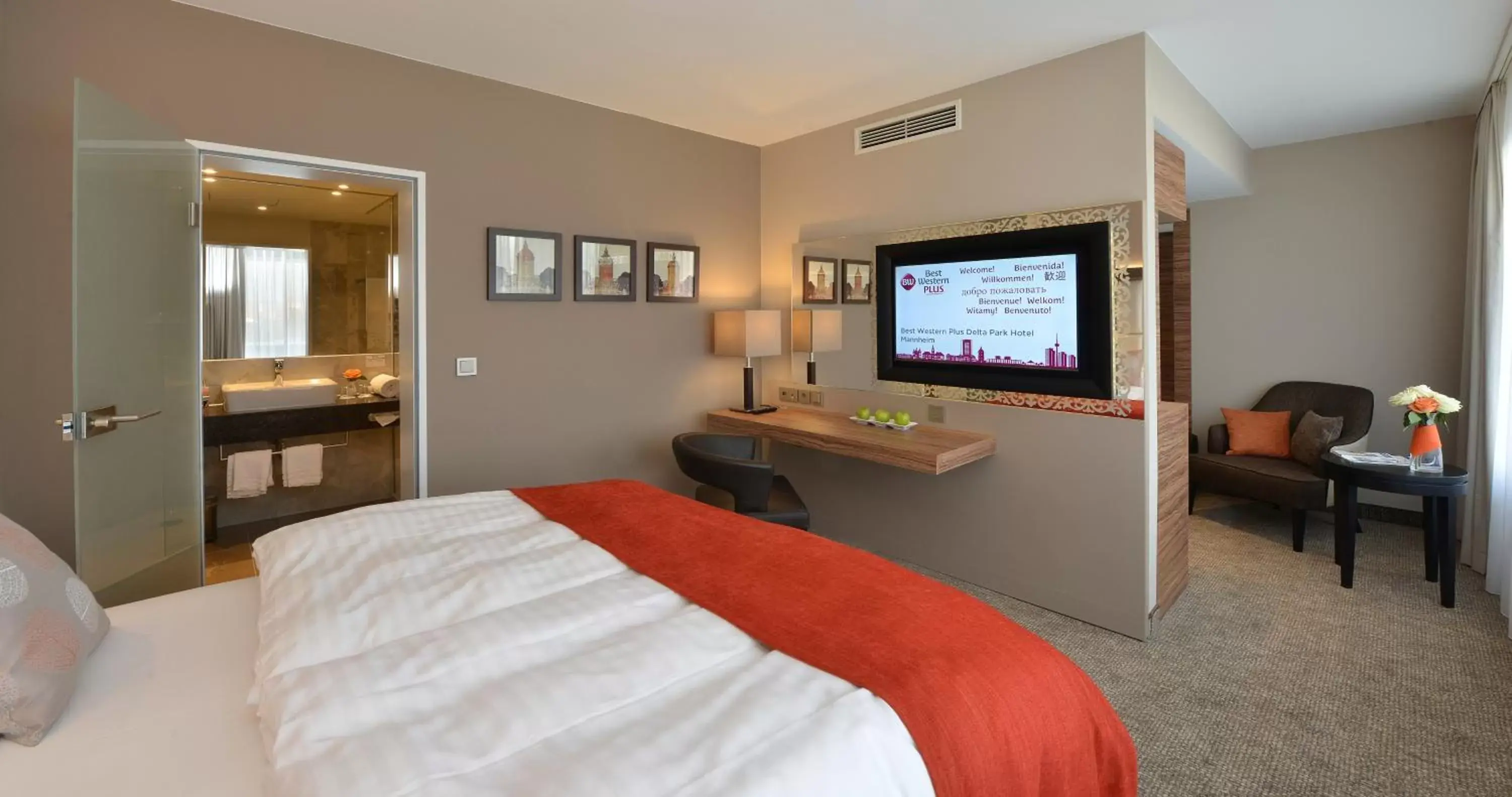 Photo of the whole room, TV/Entertainment Center in Best Western Plus Delta Park Hotel