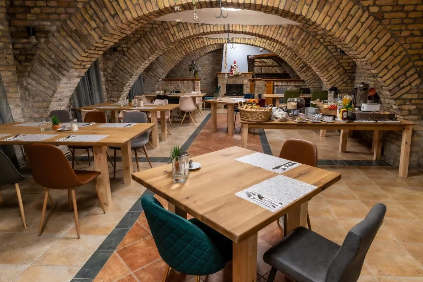 Restaurant/places to eat in Hotel Piano