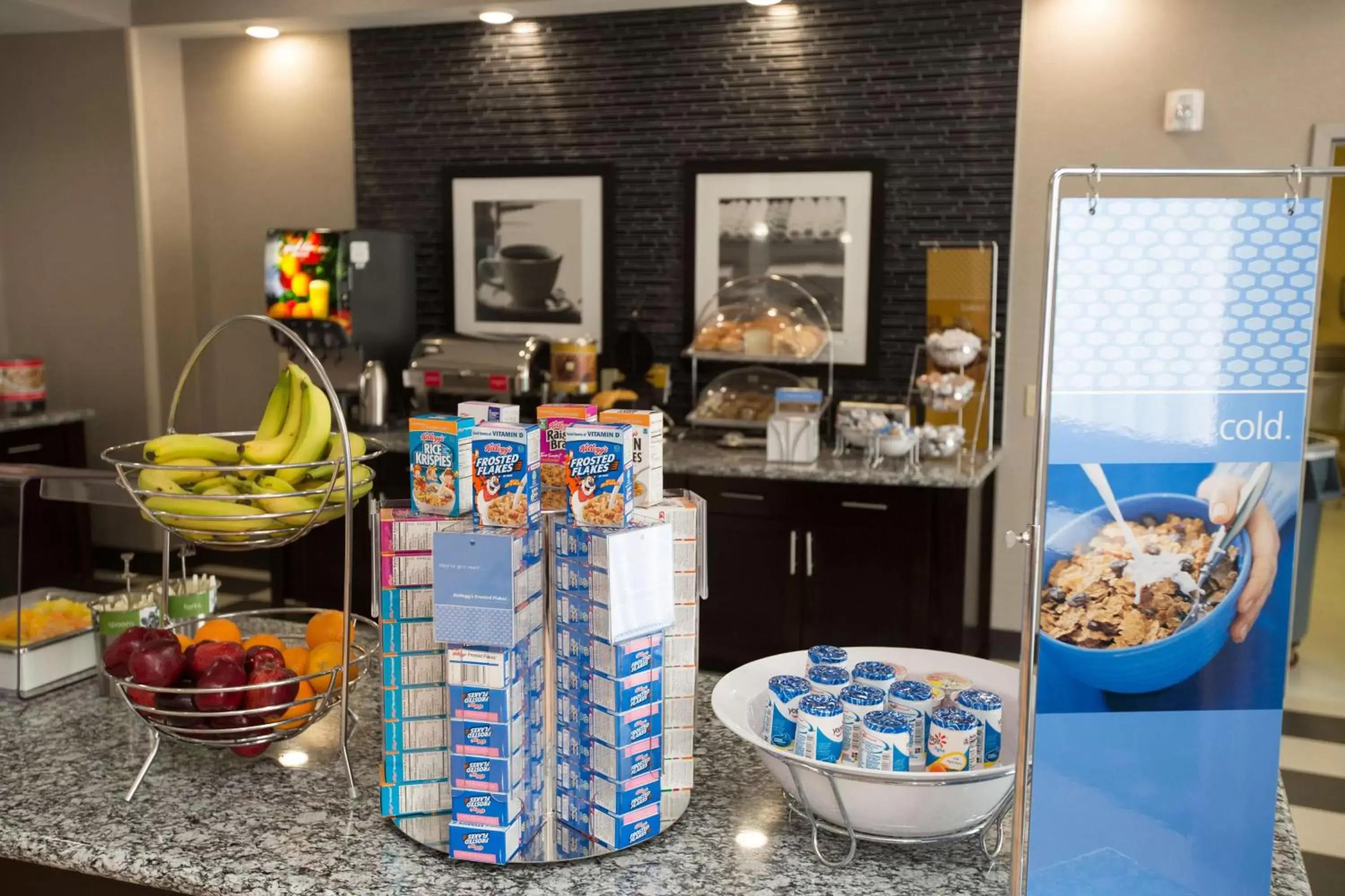 Dining area in Hampton Inn & Suites Oklahoma City Airport