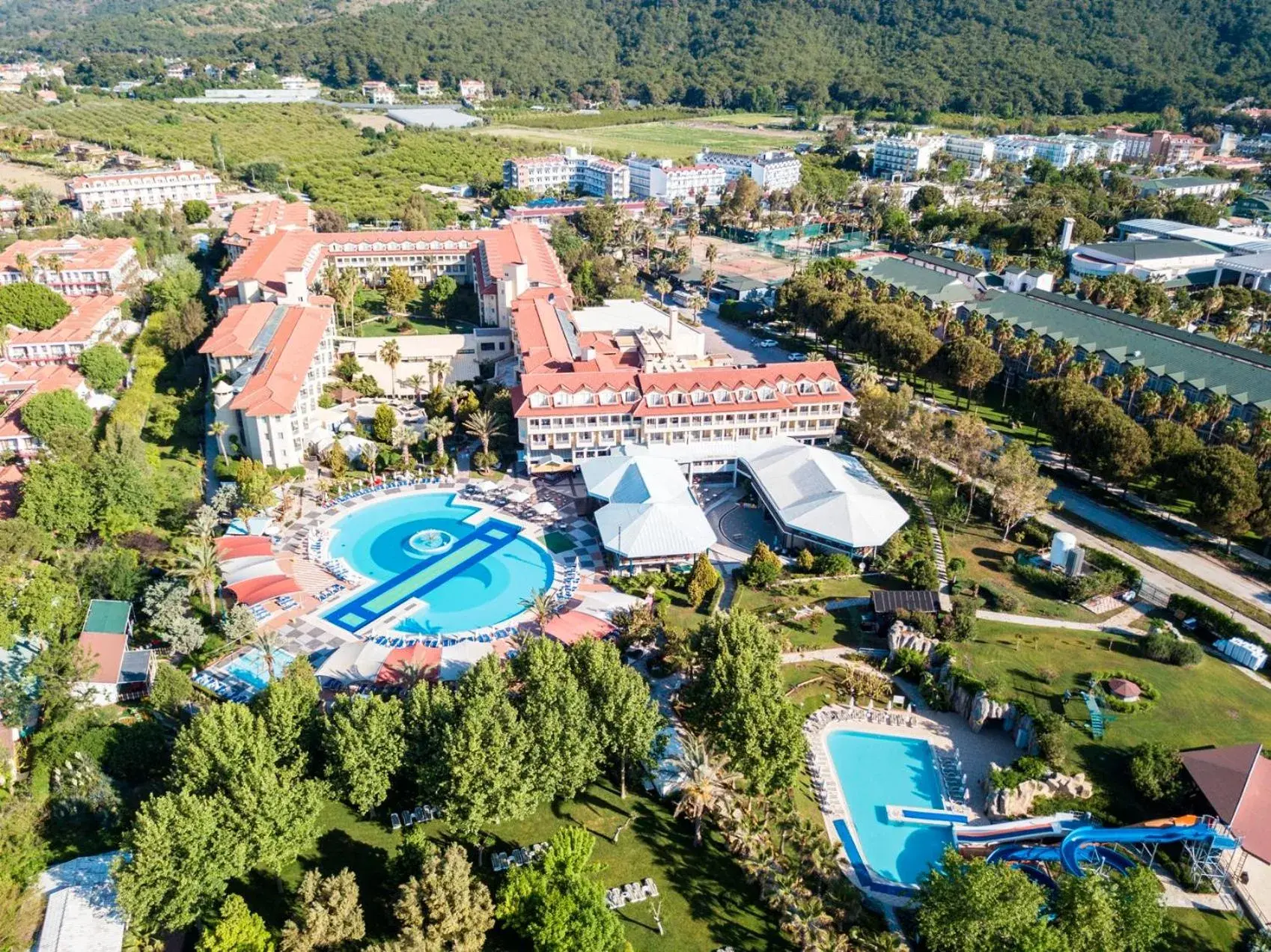 Property building, Bird's-eye View in Queen's Park Le Jardin