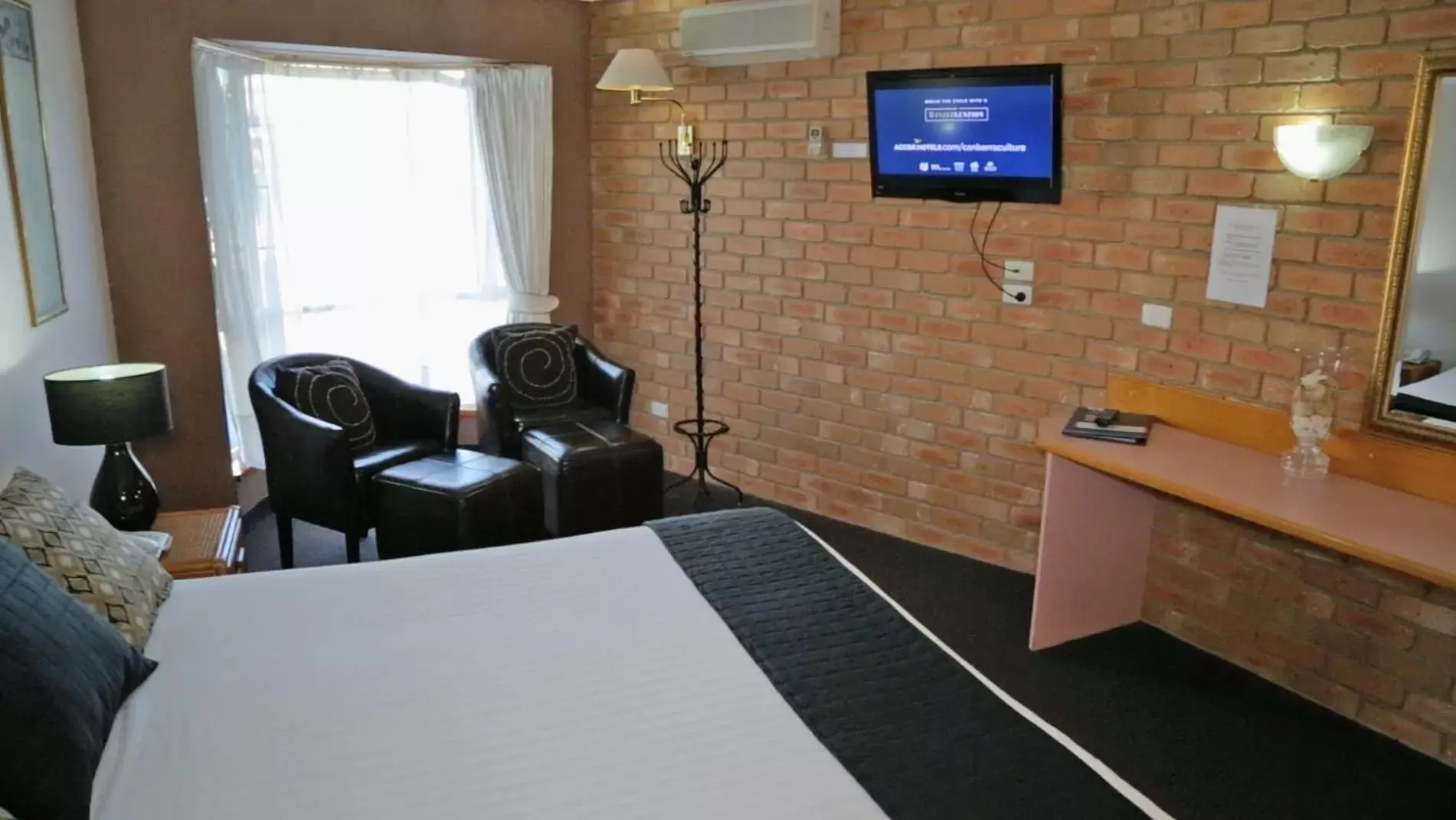 TV and multimedia, Bed in Sapphire Waters Motor Inn