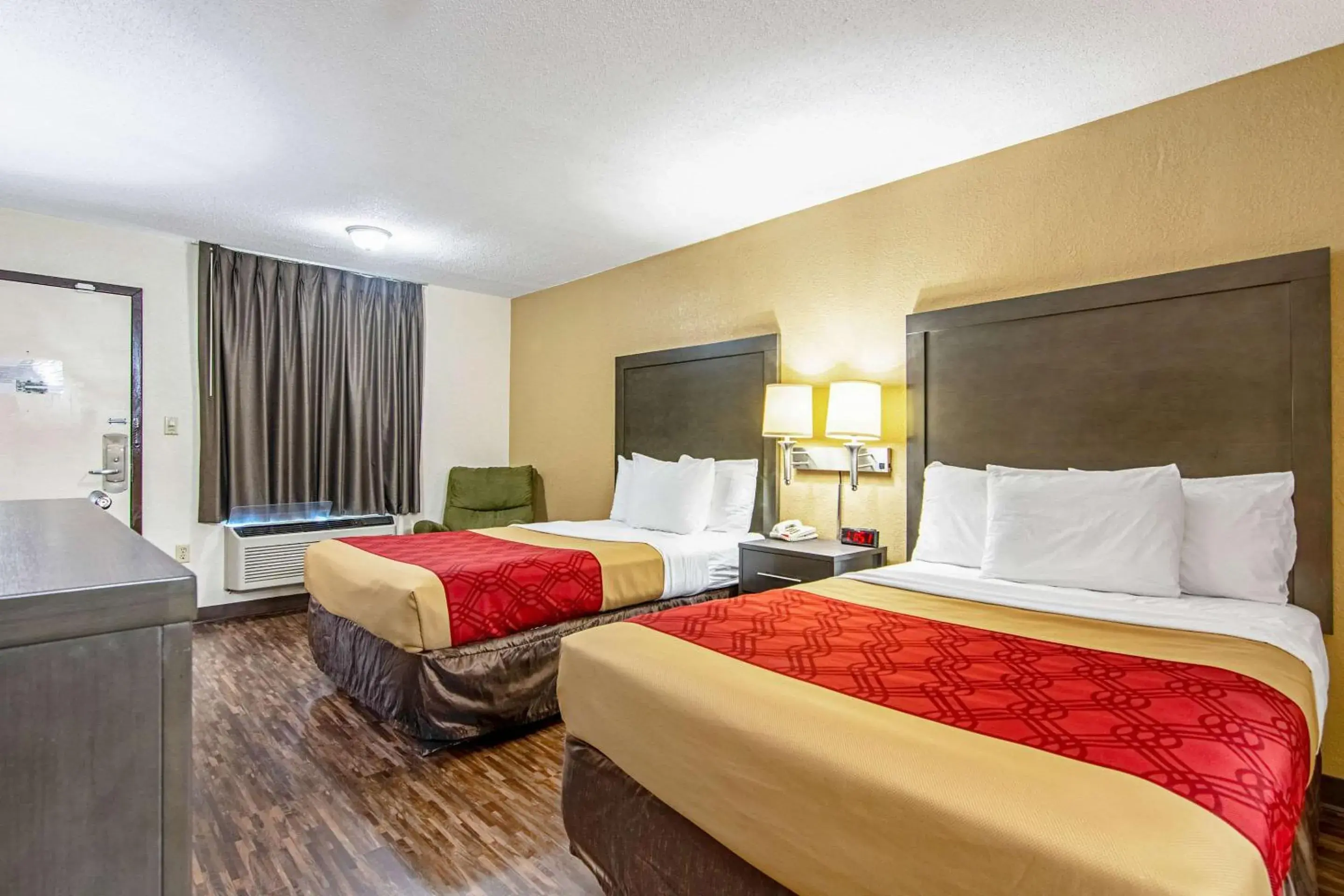Photo of the whole room, Bed in Econo Lodge Inn & Suites Matthews - Charlotte