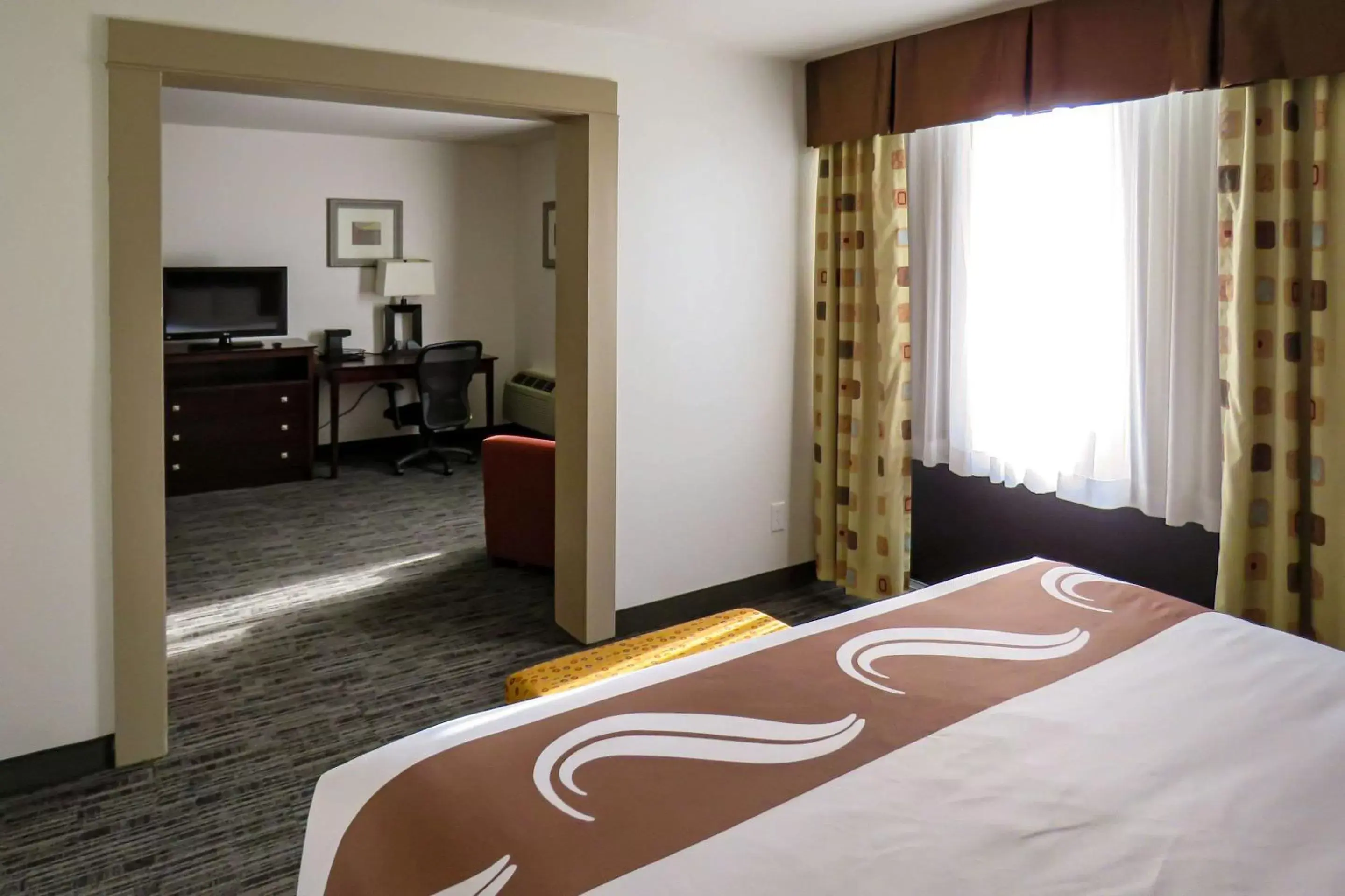 Photo of the whole room, Bed in Quality Inn & Suites Everett
