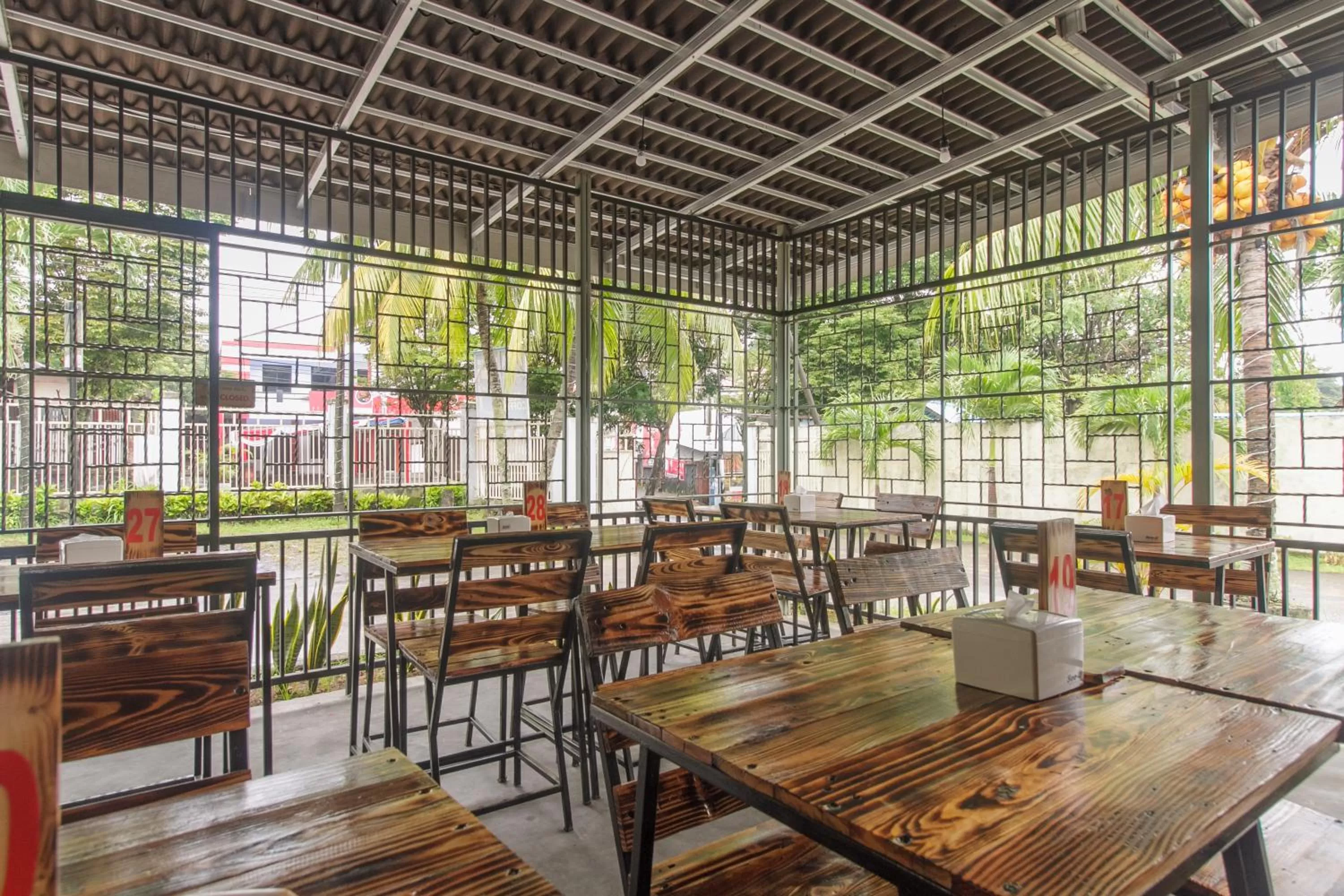 Restaurant/places to eat in RedDoorz at Jalan Babepalar Rike Manado
