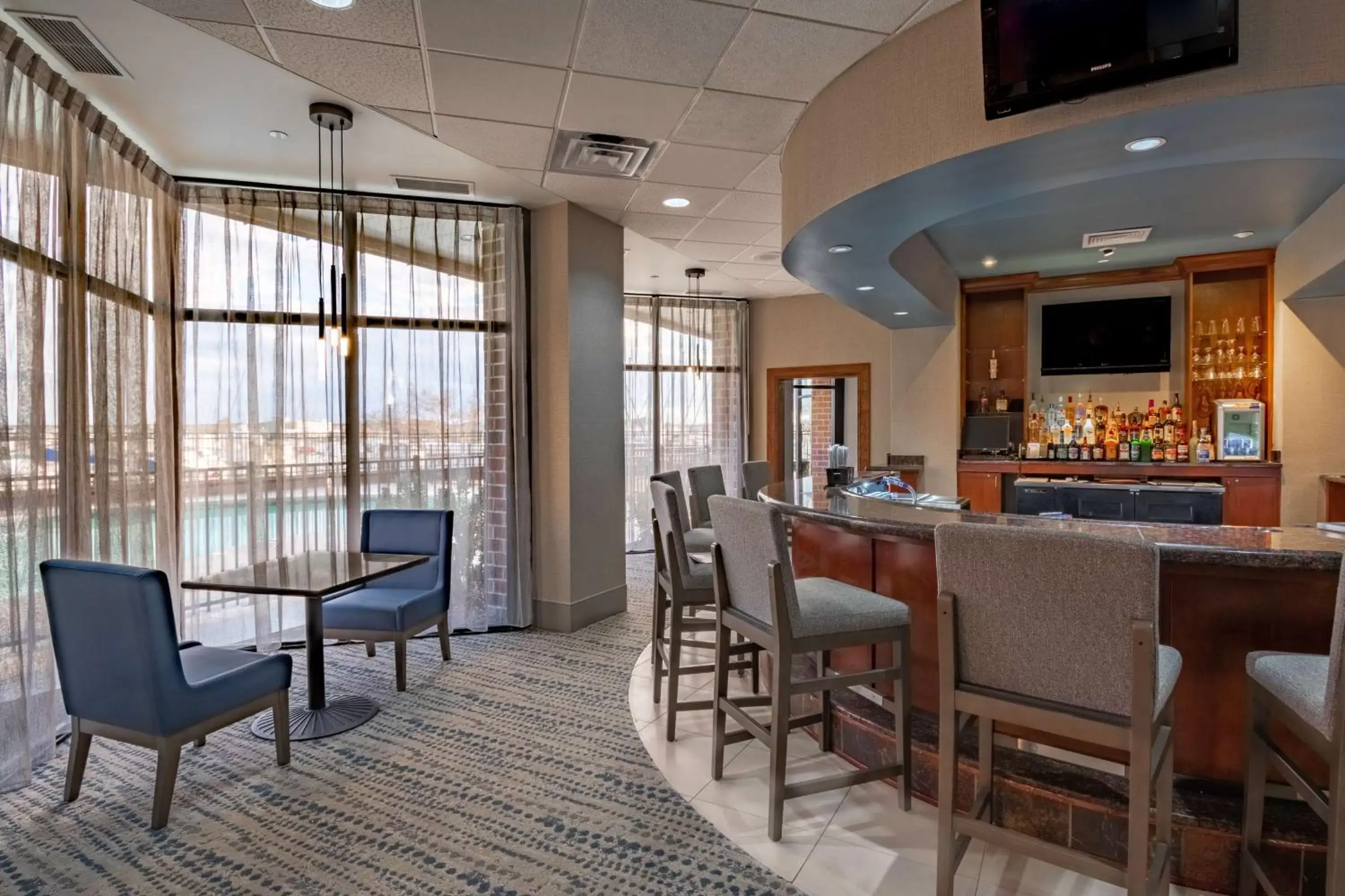 Lounge or bar in DoubleTree by Hilton New Bern - Riverfront